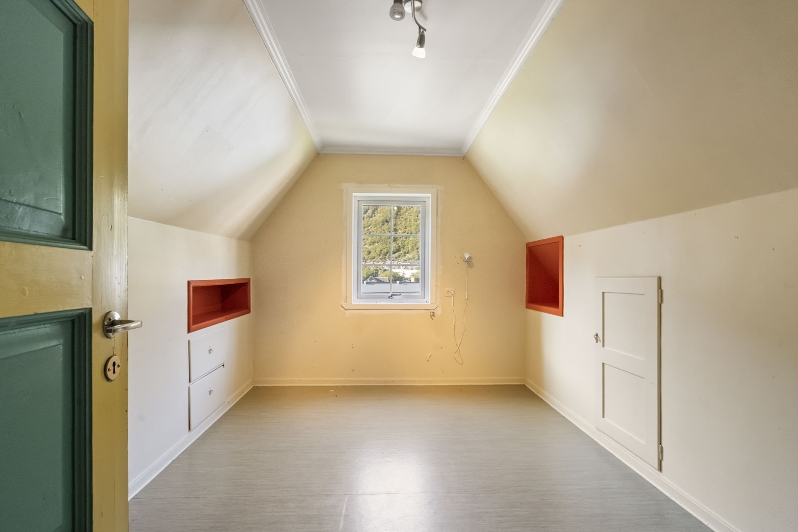 Innreiia rom på loftet Galleribilde