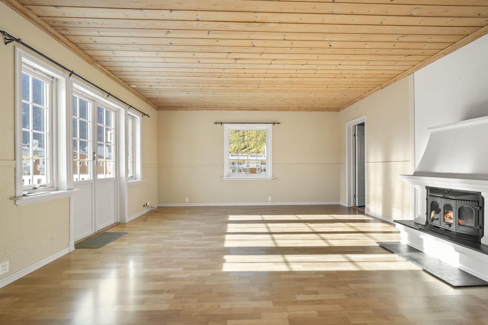 Frå stova er det adkomst ut til terrasse som vender mot sør Galleribilde