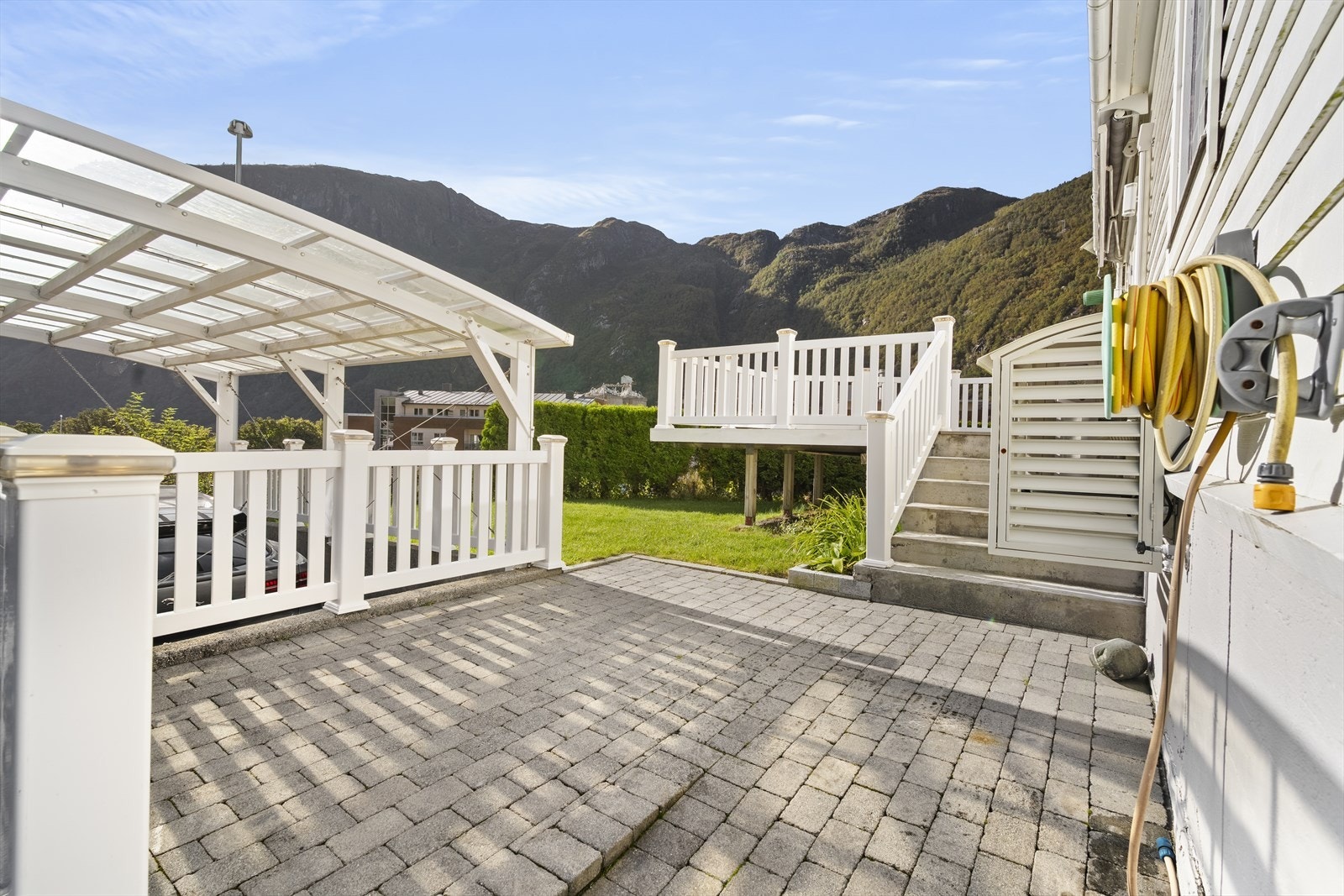 Platning, terrasse og hage som vender mot sør/vest Galleribilde