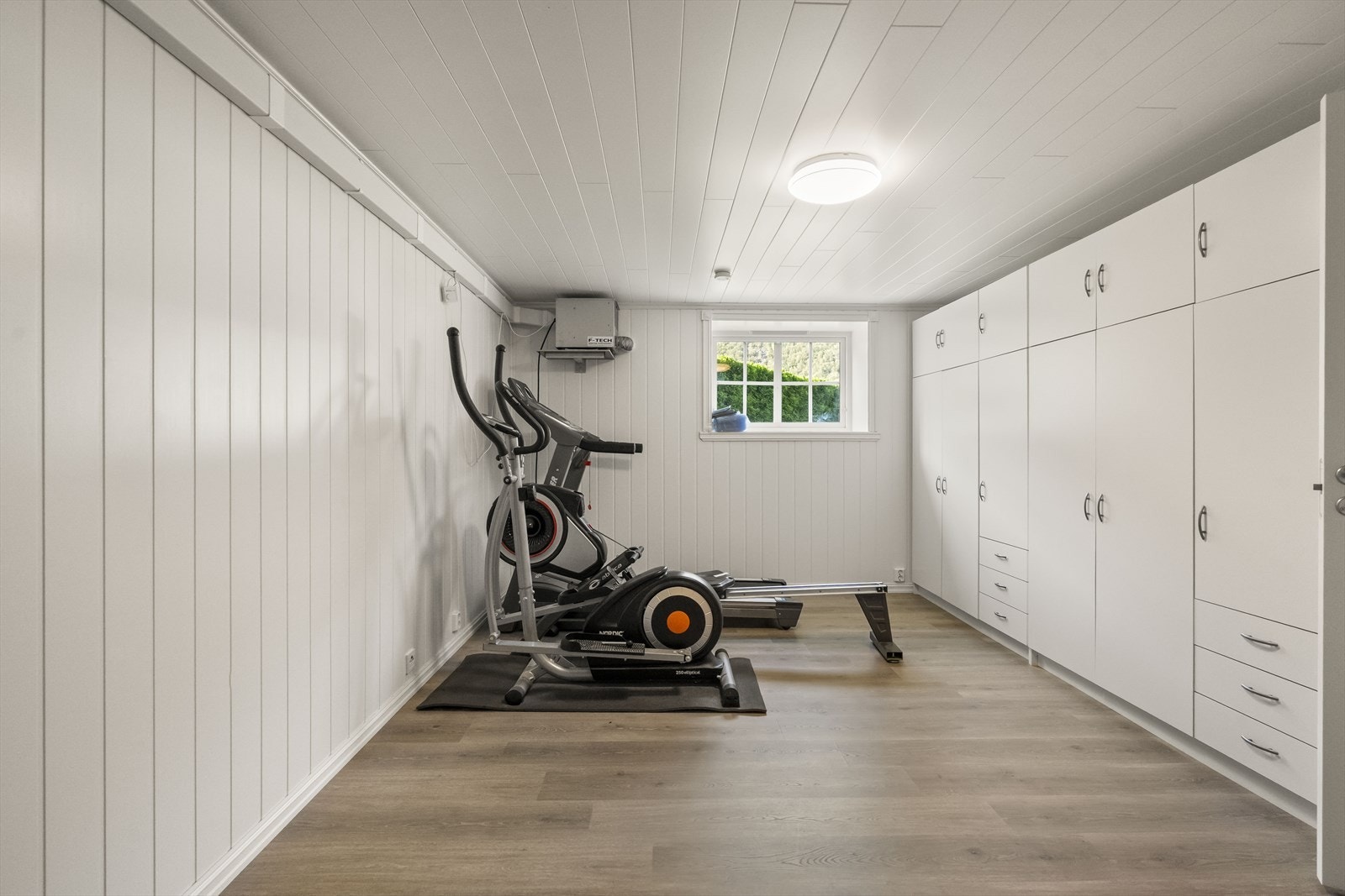 Rom i kjellar innreda som treningsrom Galleribilde