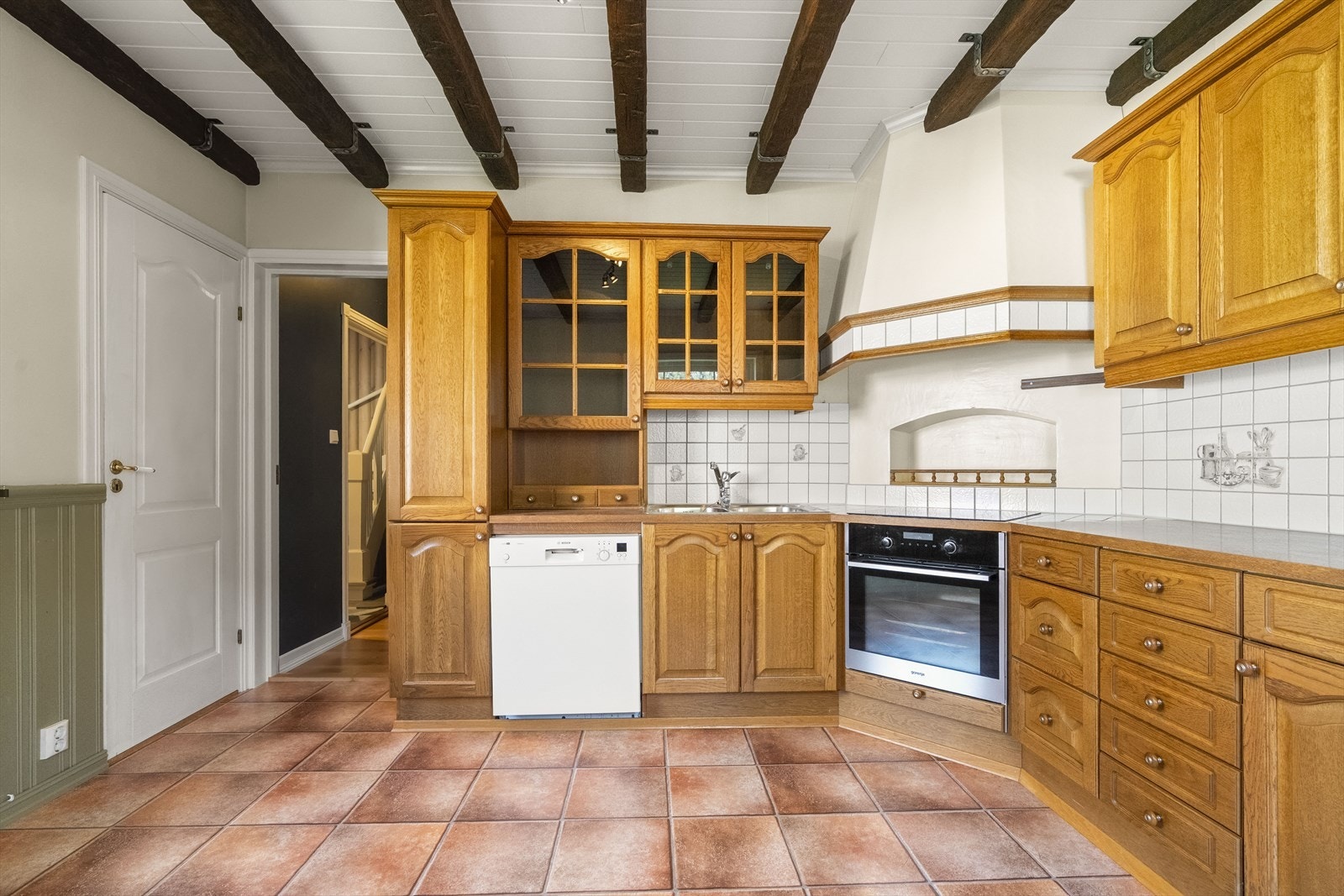 Kjøkkenet ligg på hovedplan med adkomst frå gang og inn til stova Galleribilde