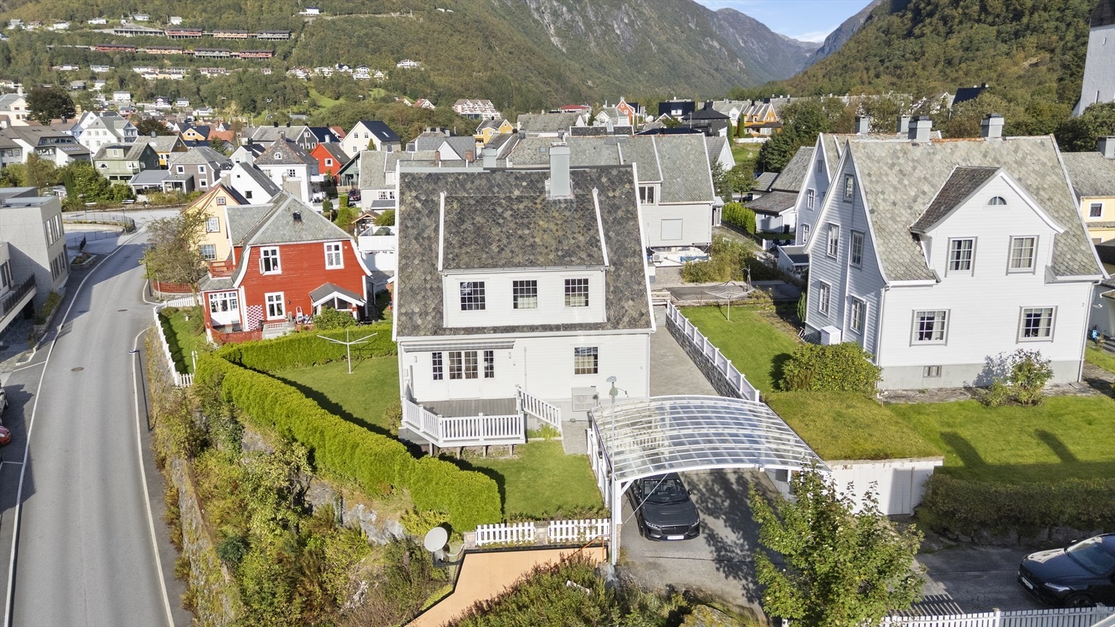 Bustaden ligg fint til på Sæbø i Høyanger sentrum Galleribilde