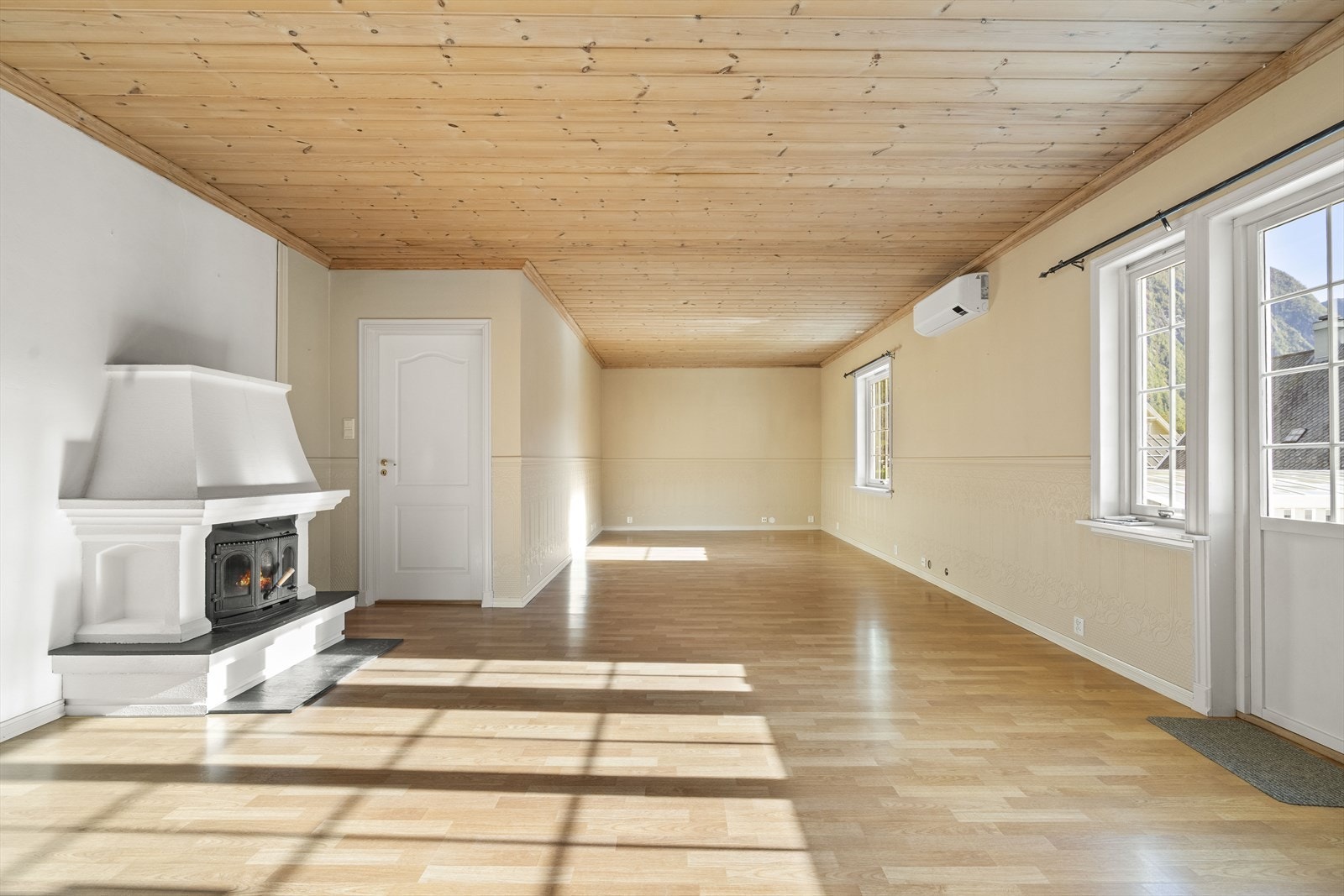 Stova på hovedplan er av god størrelse med plass til fleire sittegrupper Galleribilde