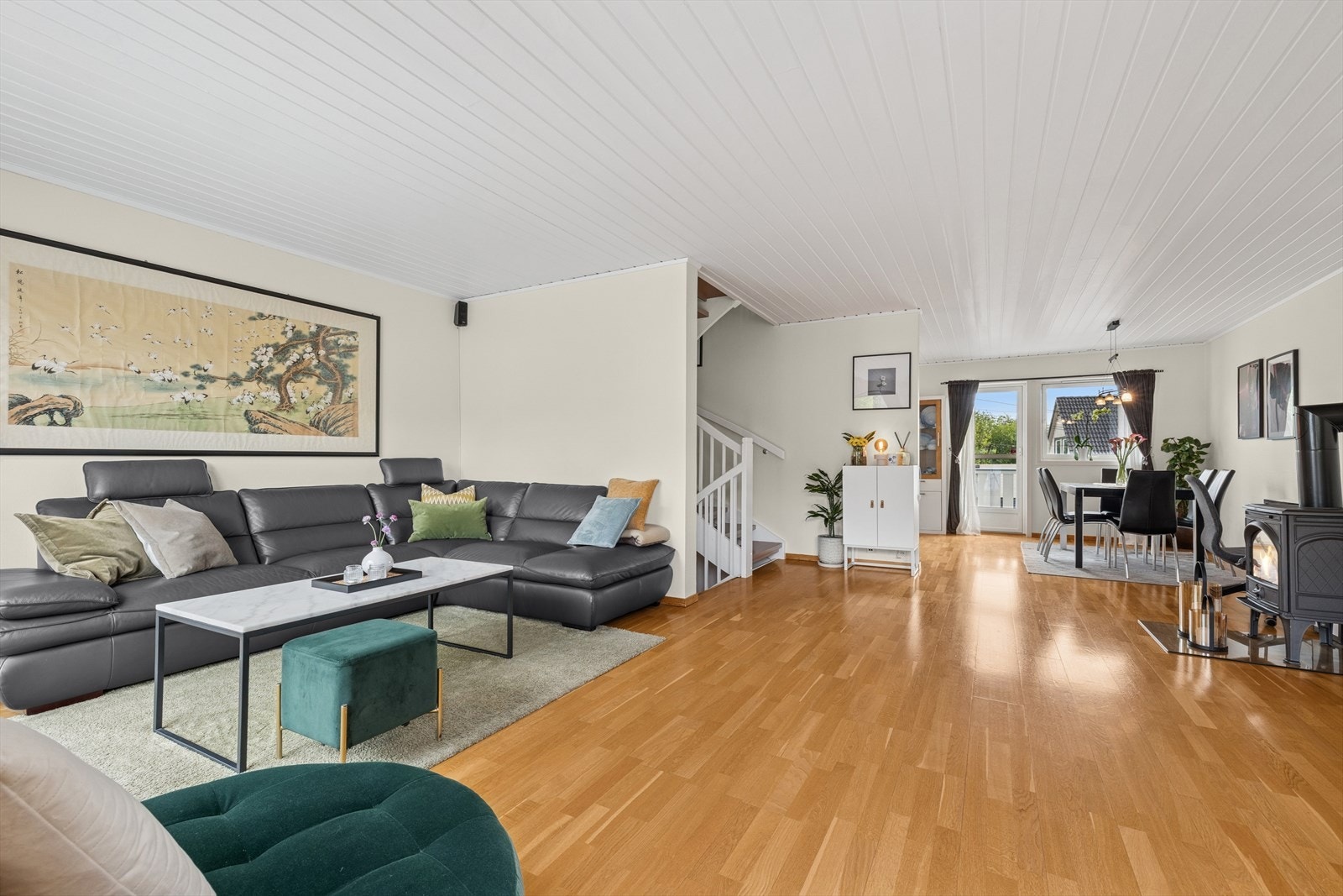 Herfra har du også direkte utgang til uteplasser på begge sider av boligen. Galleribilde