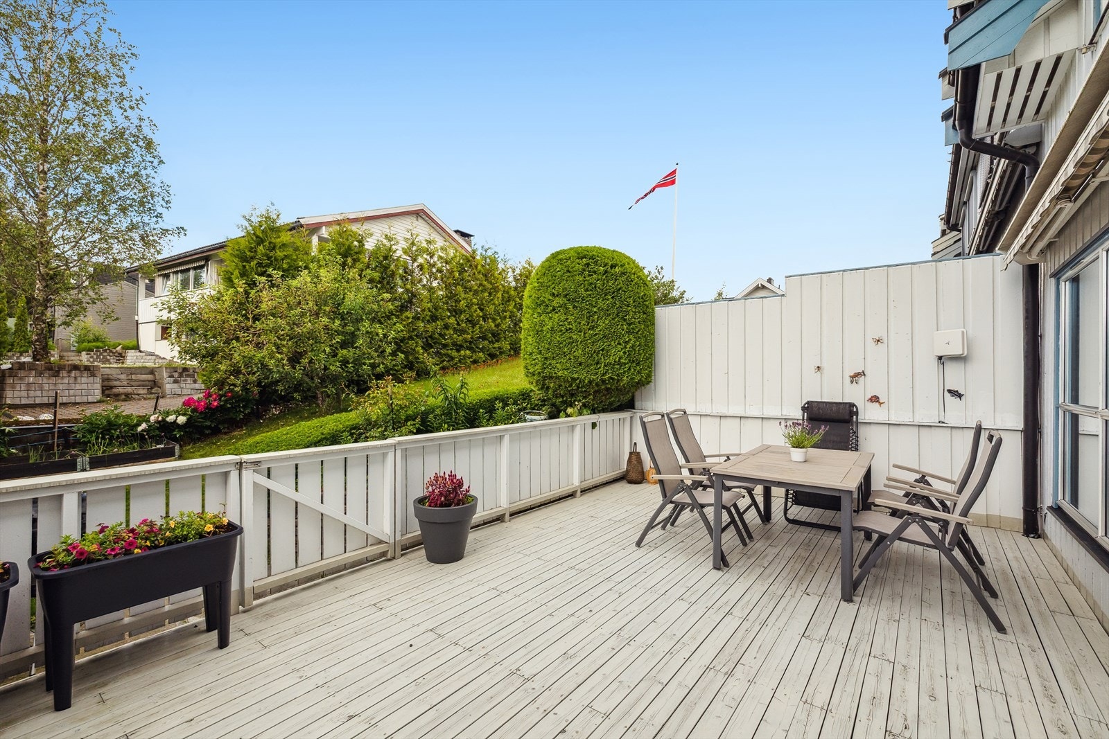 Stor terrasse med god plass til diverse møblement. Galleribilde