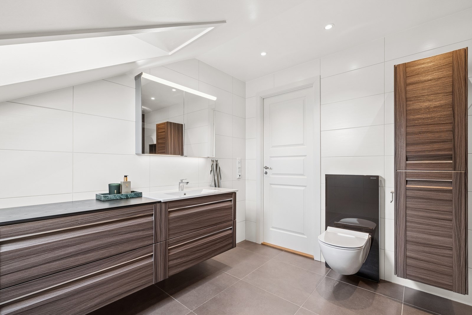 Vegghengt wc, badekar og godt med oppbevaring. Galleribilde