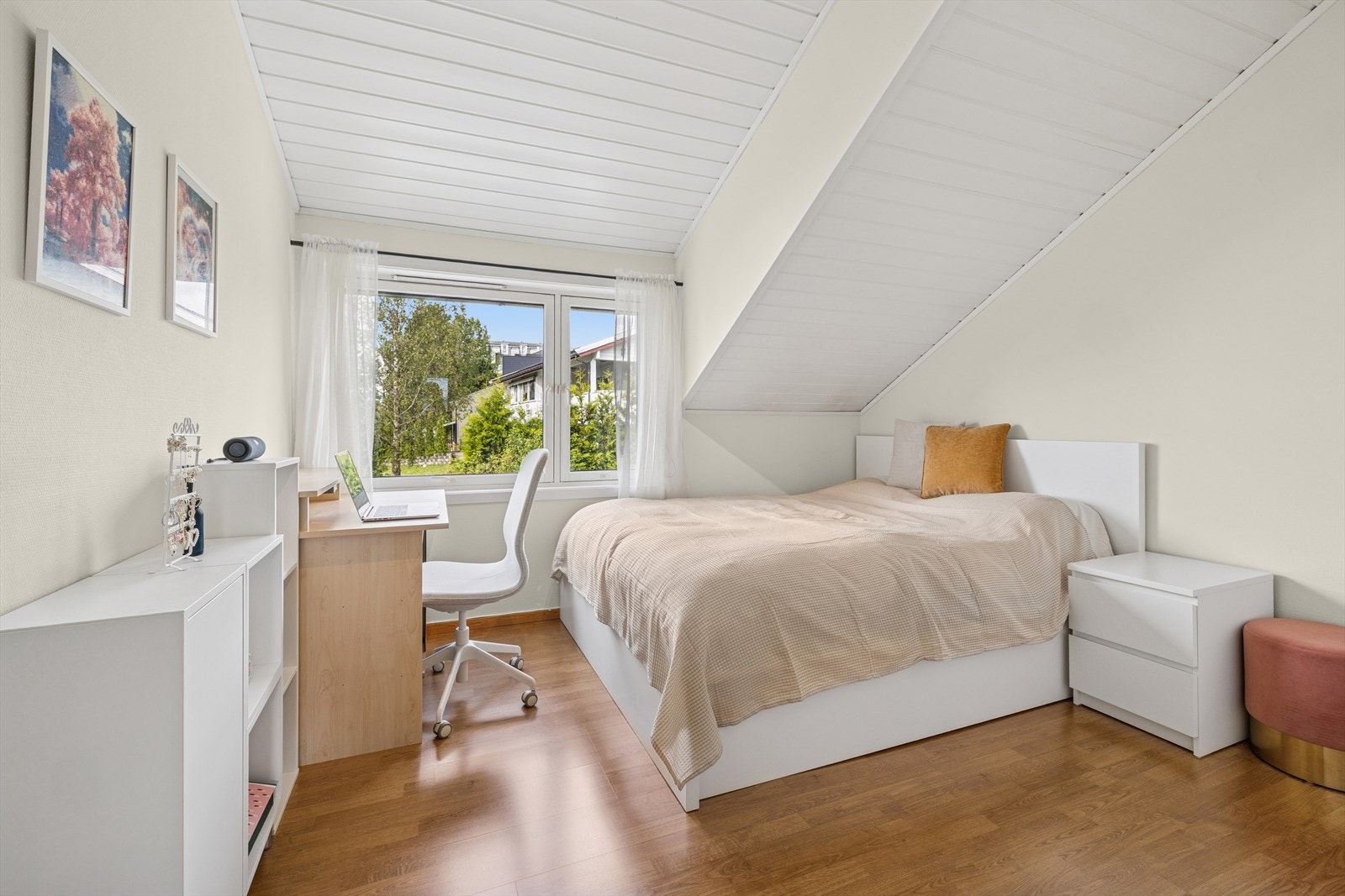 Boligen inneholder til sammen tre soverom beliggende i 2. etasje. Galleribilde