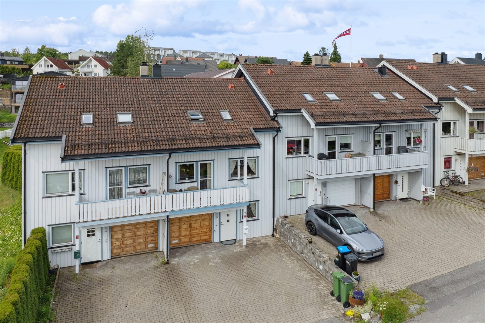 Et familievennlig og innholdsrikt rekkehus med god beliggenhet, flotte uteplasser, samt avskjermet og pent opparbeidet hage. Galleribilde