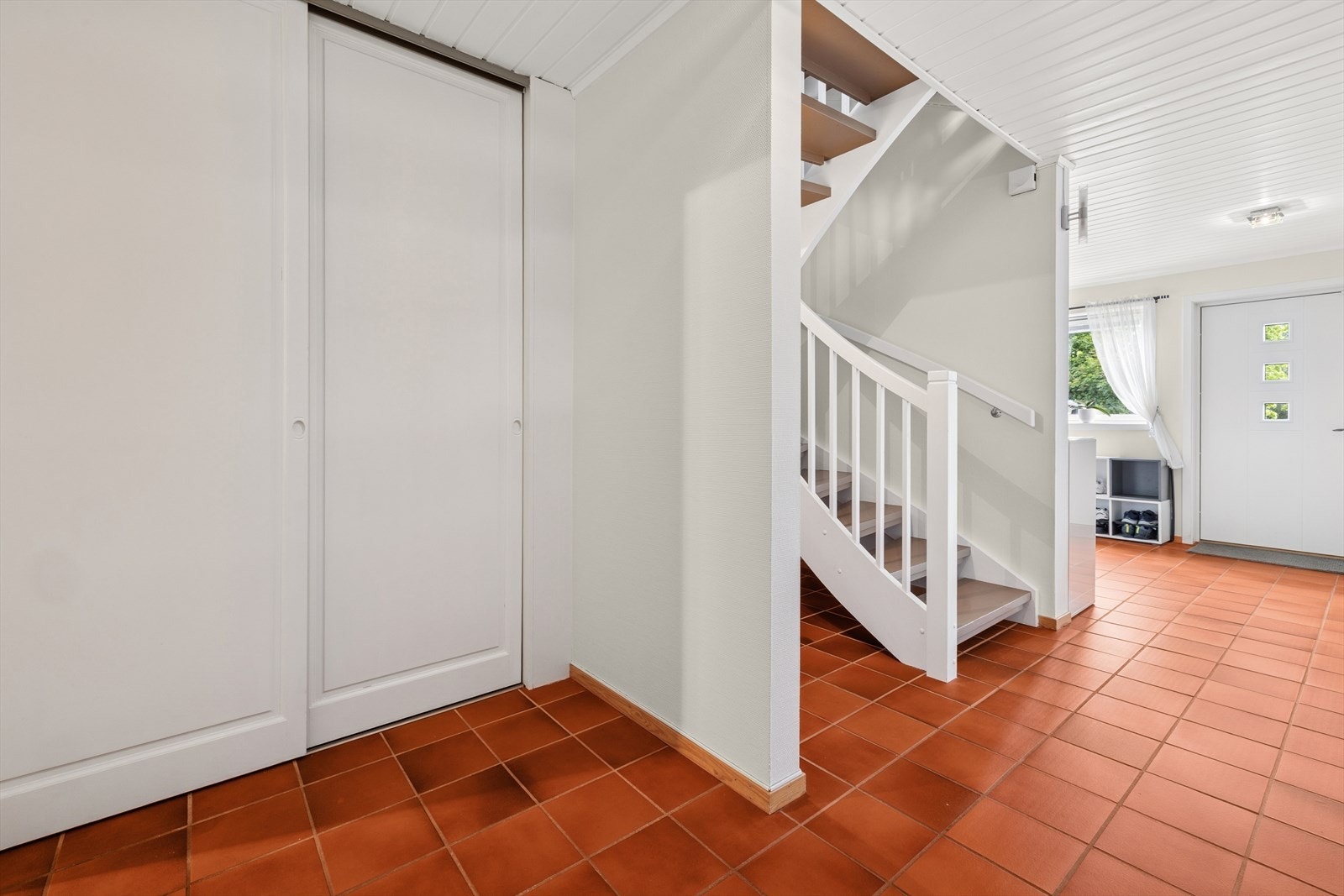 Romslig enté med god plass til klesoppbevaring Galleribilde