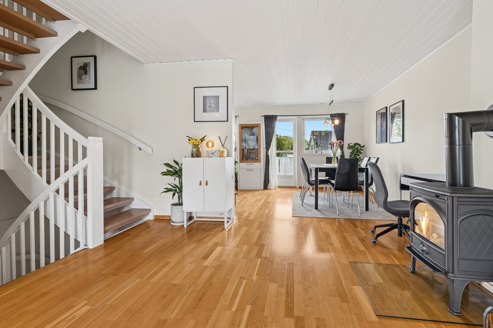 I boligens 1. etasje finner du en god og romslig stue som gir deg flere møbleringsmuligheter. Galleribilde