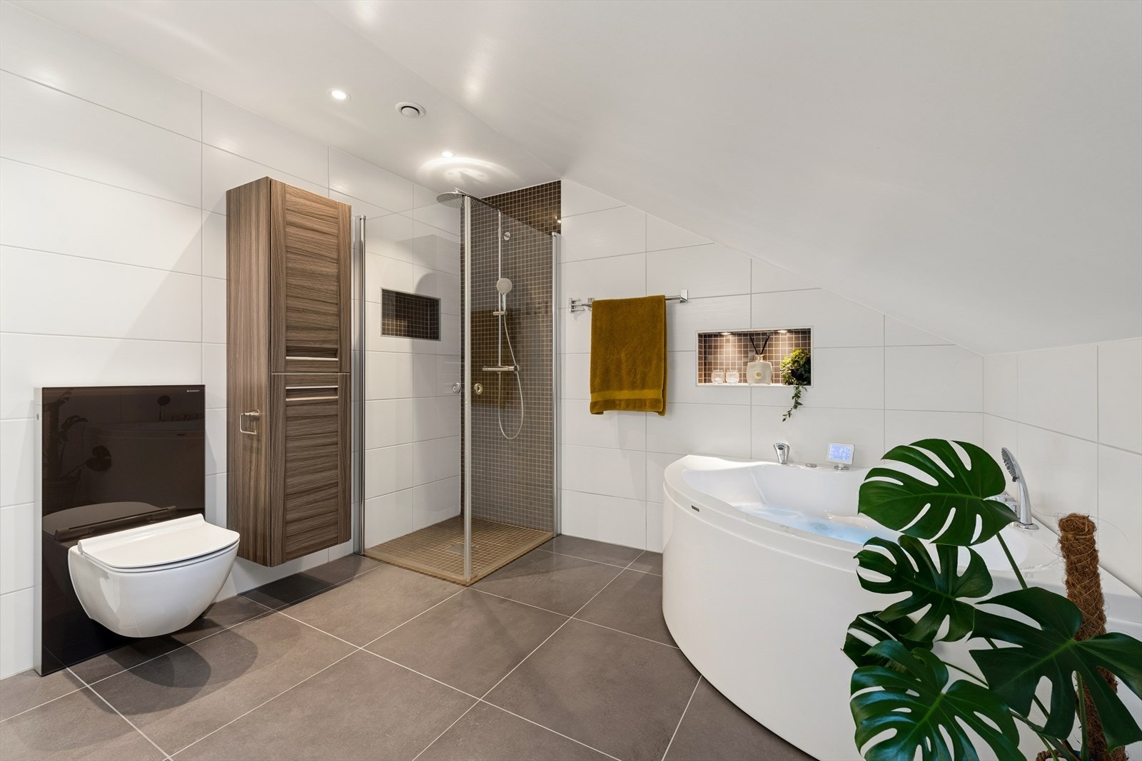 Badet ligger praktisk plassert i 2.etg. i nærheten av soverom. Galleribilde