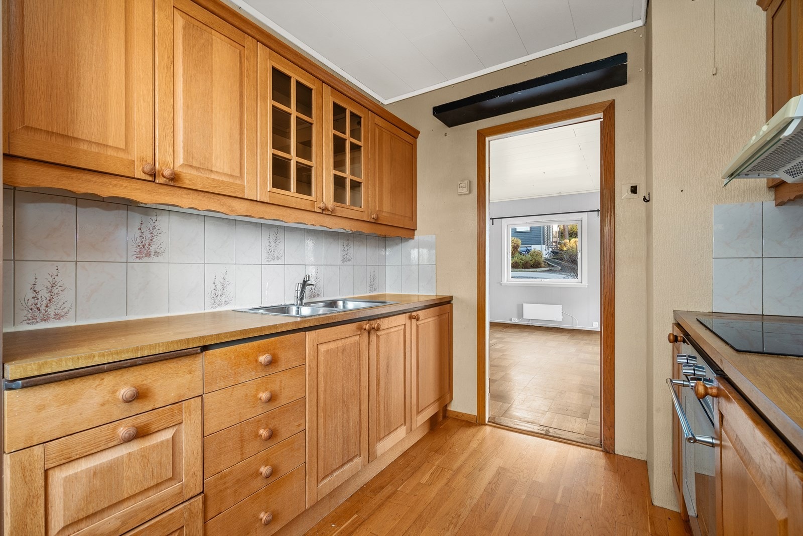 Kjøkkenet er rundt 7 kvm og har integrert stekeovn, koketopp og ventilator. Galleribilde