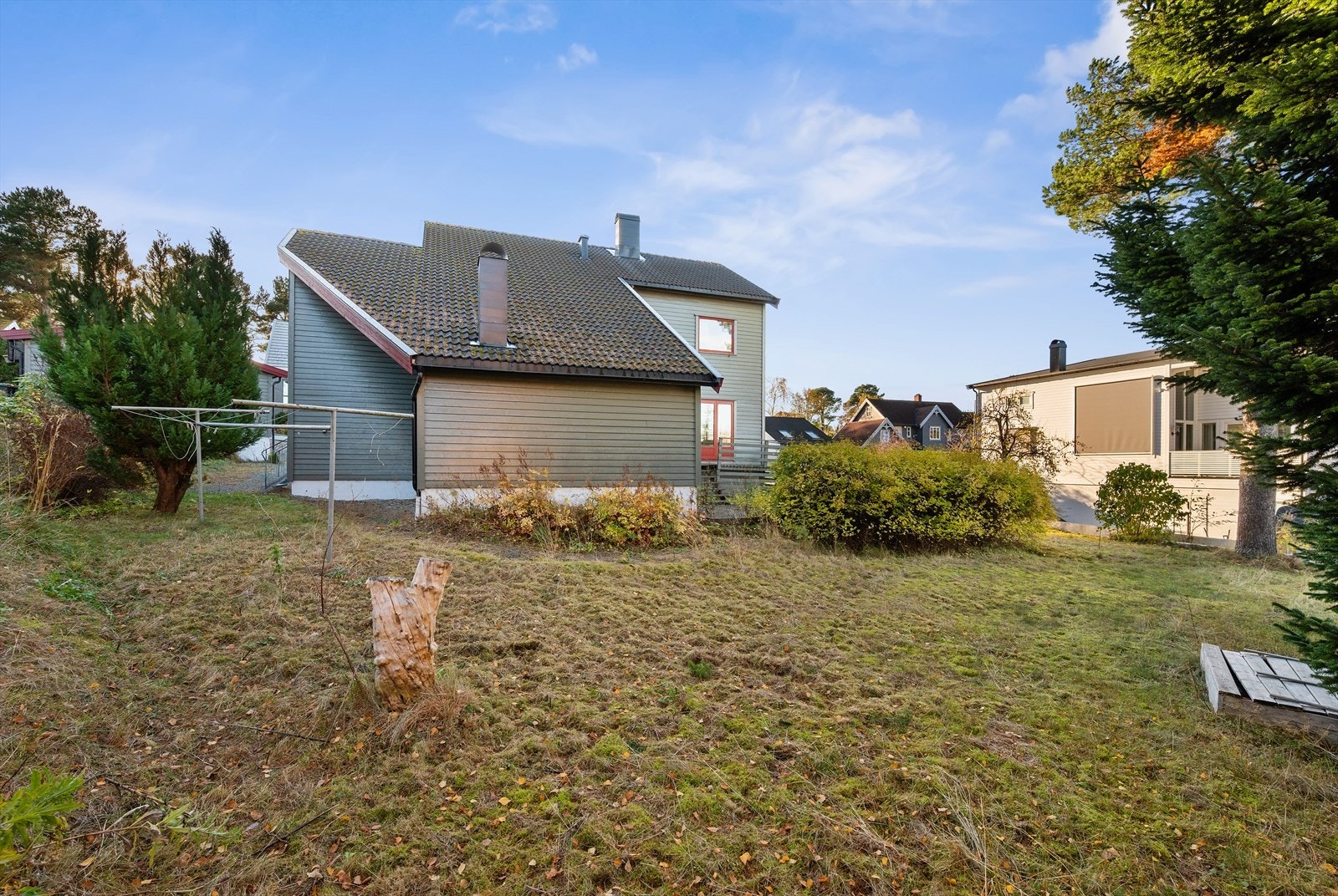 Fra eiendommen er det kort vei til Ladestien, som går gjennom naturskjønt terreng helt til Ladehammerkaia. Barneskolen ligger ca. 18 minutter unna til fots. Det er 3,7 km til ungdomsskolen. Galleribilde