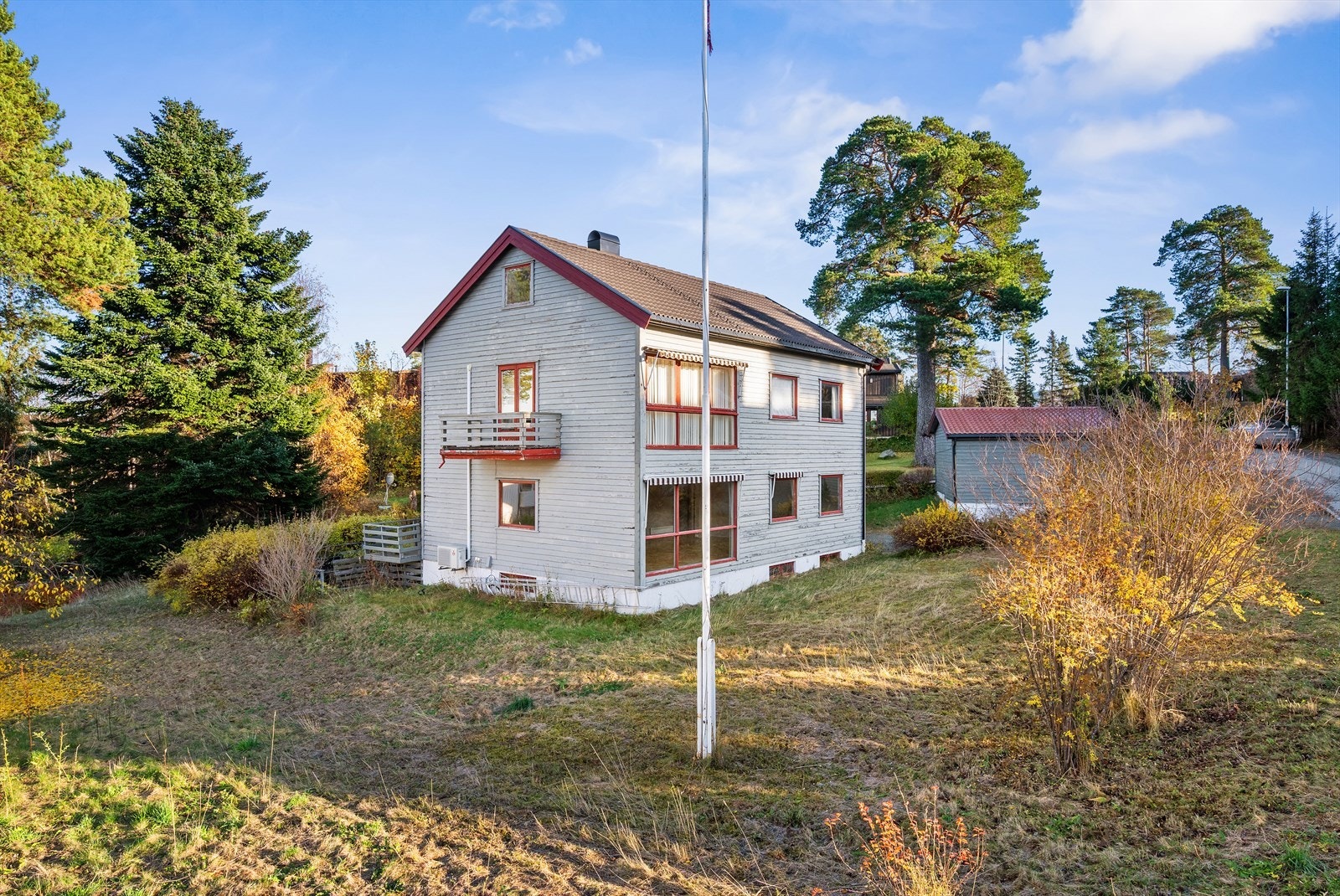 Dette er en svært innholdsrik tomannsbolig, som i dag er inndelt i tre boenheter. Galleribilde