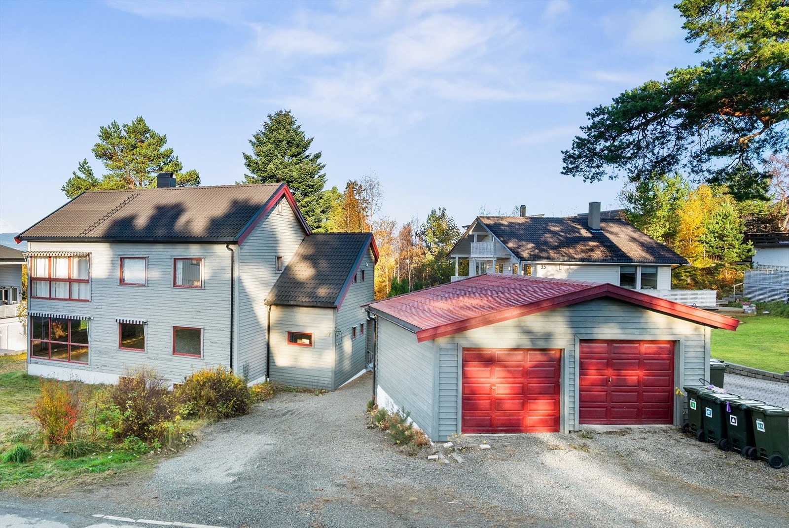 Det er parkering i eller utenfor en dobbelgarasje på ca. 33 kvm. Galleribilde
