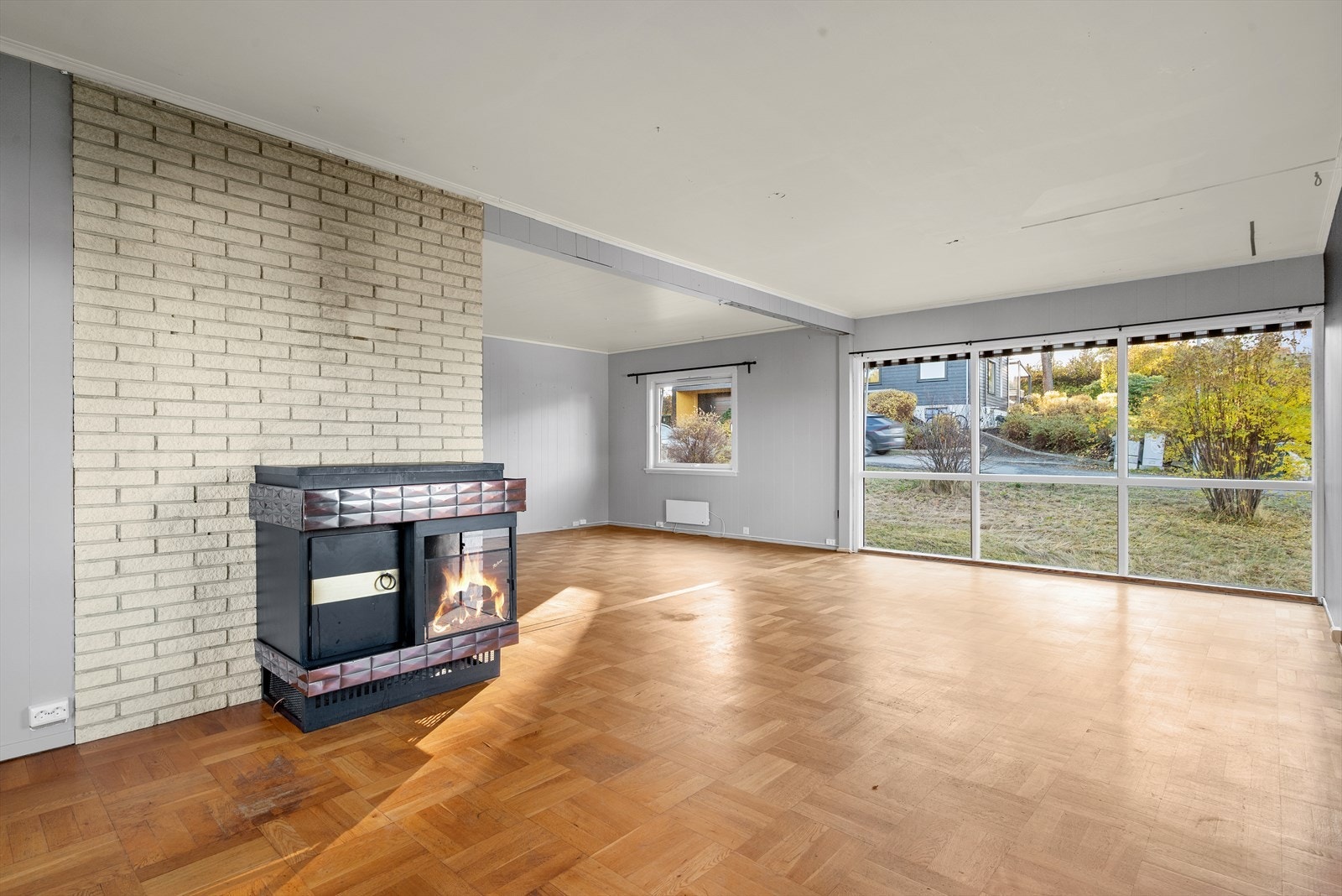 Oppvarming er med tre ildsteder, varmepumpe og stedvise panelovner. Galleribilde