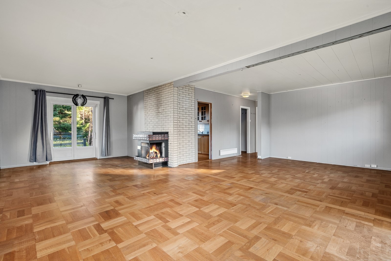 Stuen har tofløyet dør ut til en veranda. Galleribilde