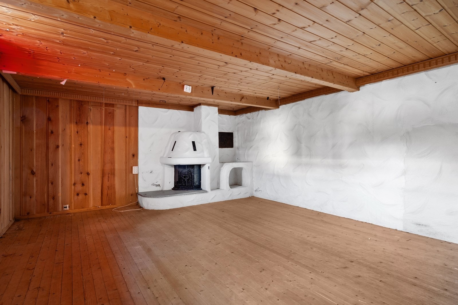 Kjelleren inneholder stue, seks boder, dusjrom og badstue. Galleribilde