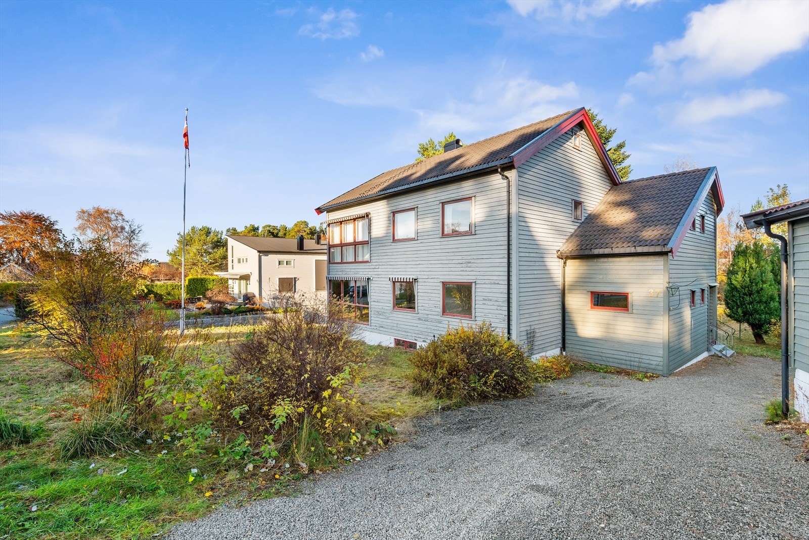 Boligen ligger på en stor tomt som måler hele 1 250 kvm. Galleribilde