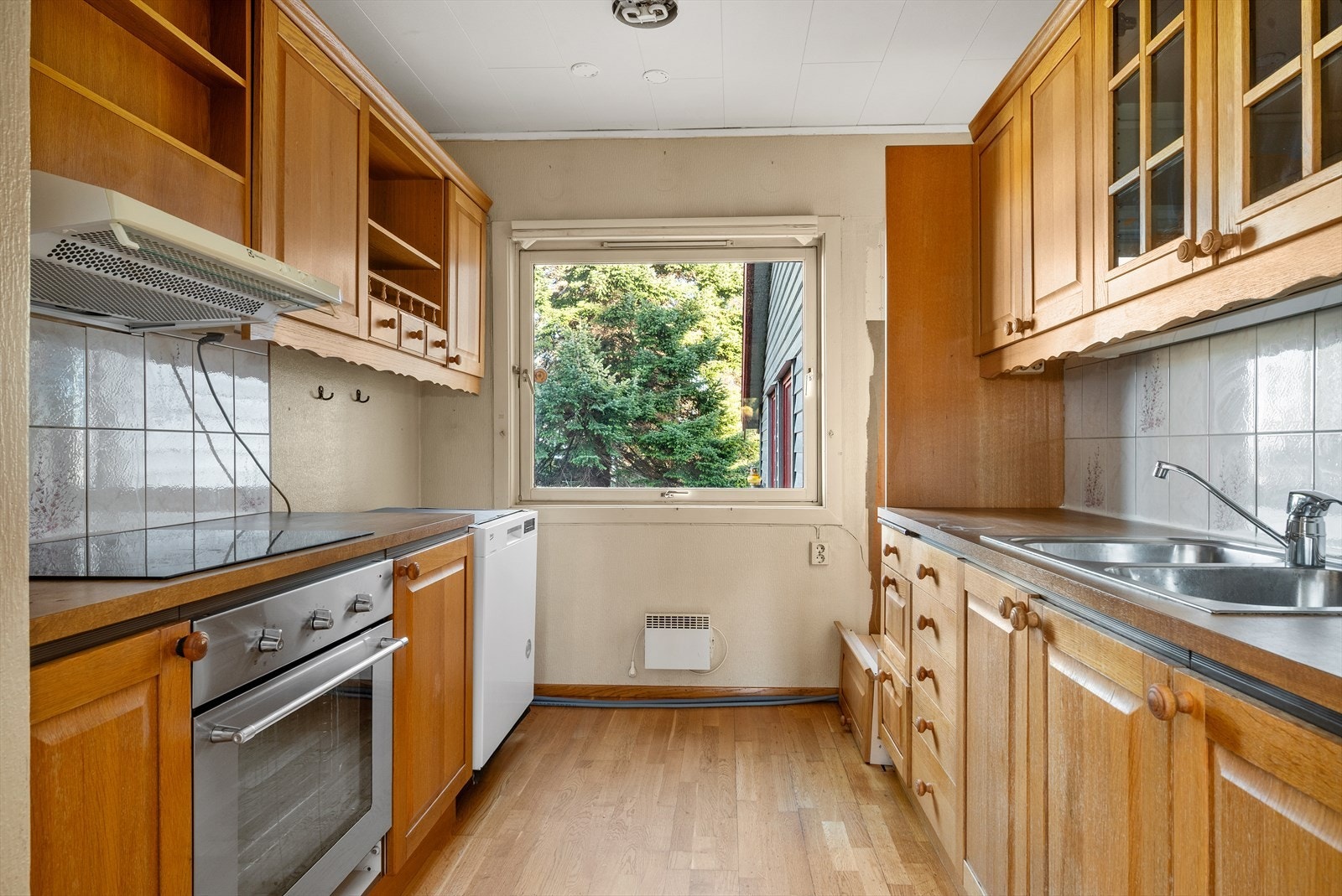 Kjøkkenet ligger i eget rom med adkomst fra stuen. Galleribilde