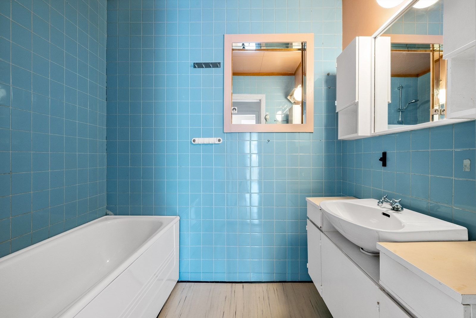 Det ene badet, dusjrommet og toalettrommene må renoveres for å møte dagens krav til standard. Galleribilde