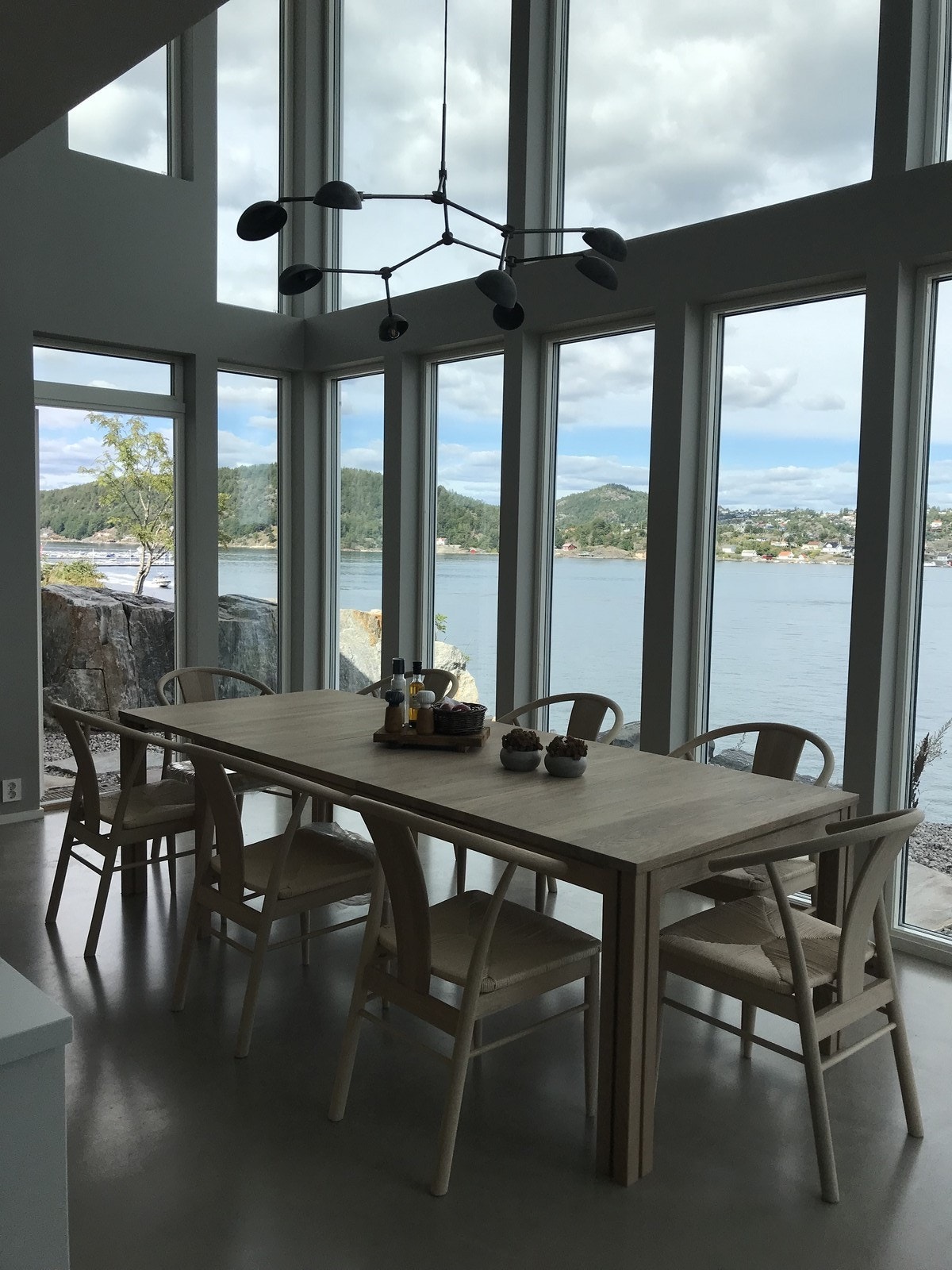 Store vinduer med god og naturlig belysning. Galleribilde