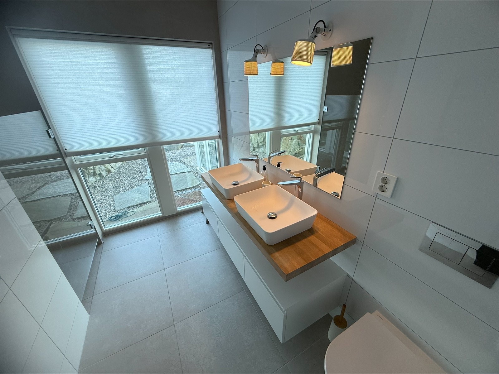 Baderom 1 - Dusjnisjè, vegghengt toalett og dobbelt-servant. Galleribilde