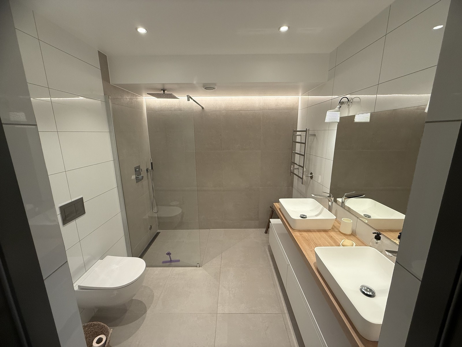 baderom 2 - Dusjnisjè, vegghengt toalett og dobbelt-servant. Galleribilde