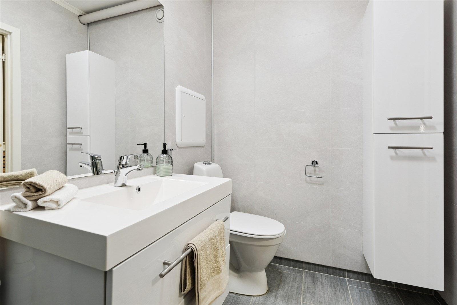 Innredningen består av servant med underskap og et høyskap for god oppbevaring. Galleribilde