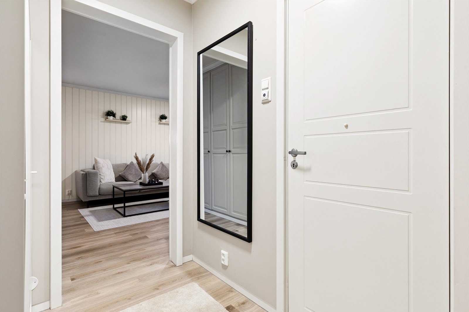 Fra entreen er det direkte tilgang til stuen. Innvendige dører er fra 2015. Galleribilde