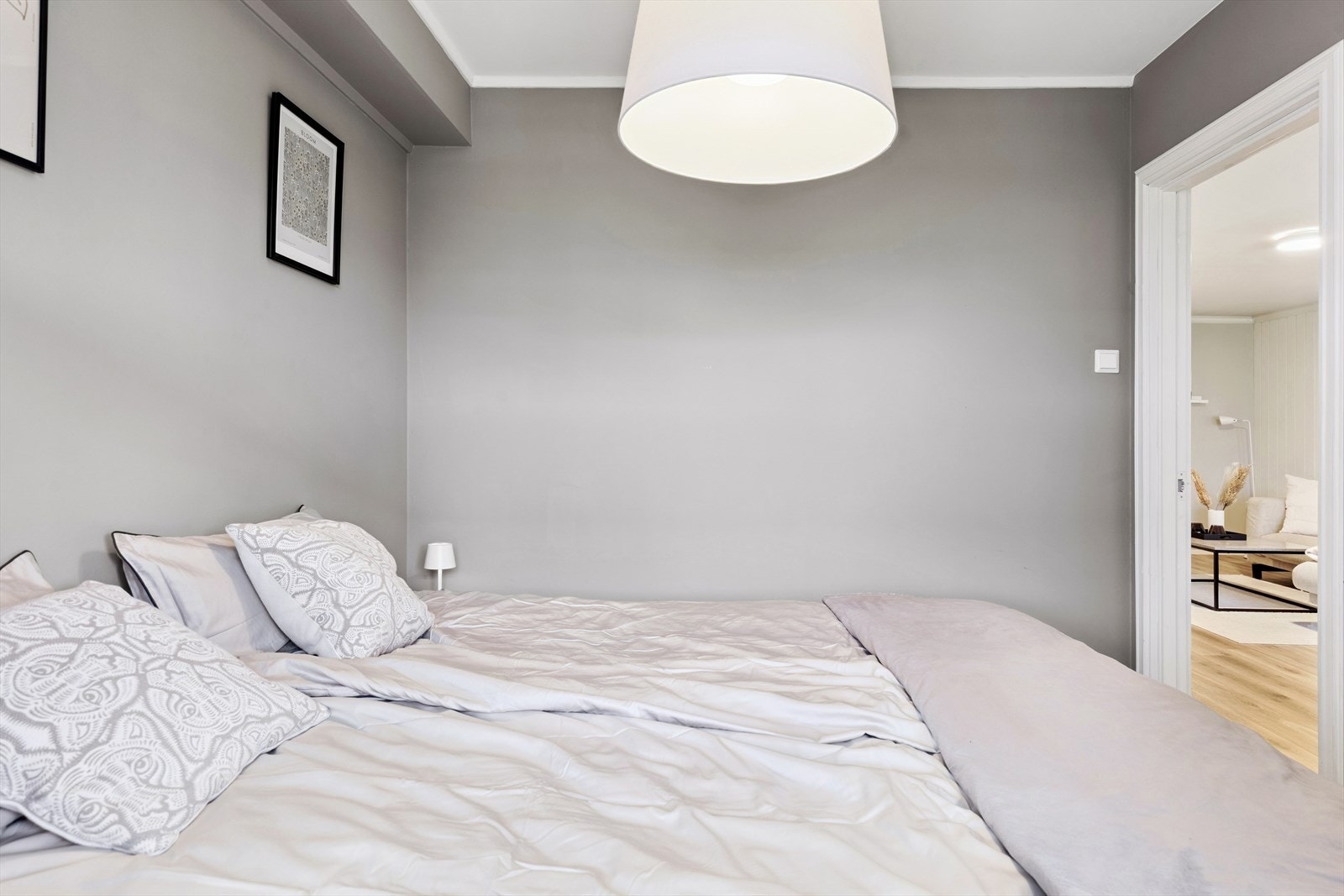 Overflatene på soverommet ble malt i 2021, som gir rommet et rent og moderne uttrykk. Galleribilde