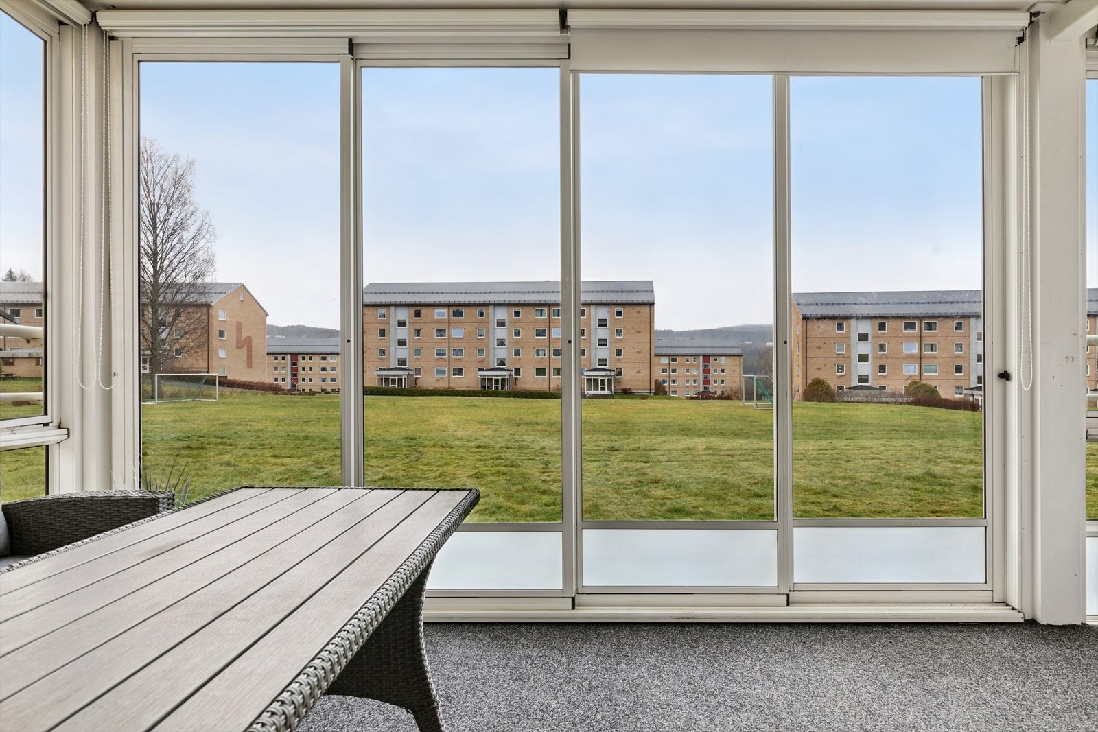 Den innglassede terrassen på 16 m² fungerer som et ekstra oppholdsrom store deler av året. Galleribilde