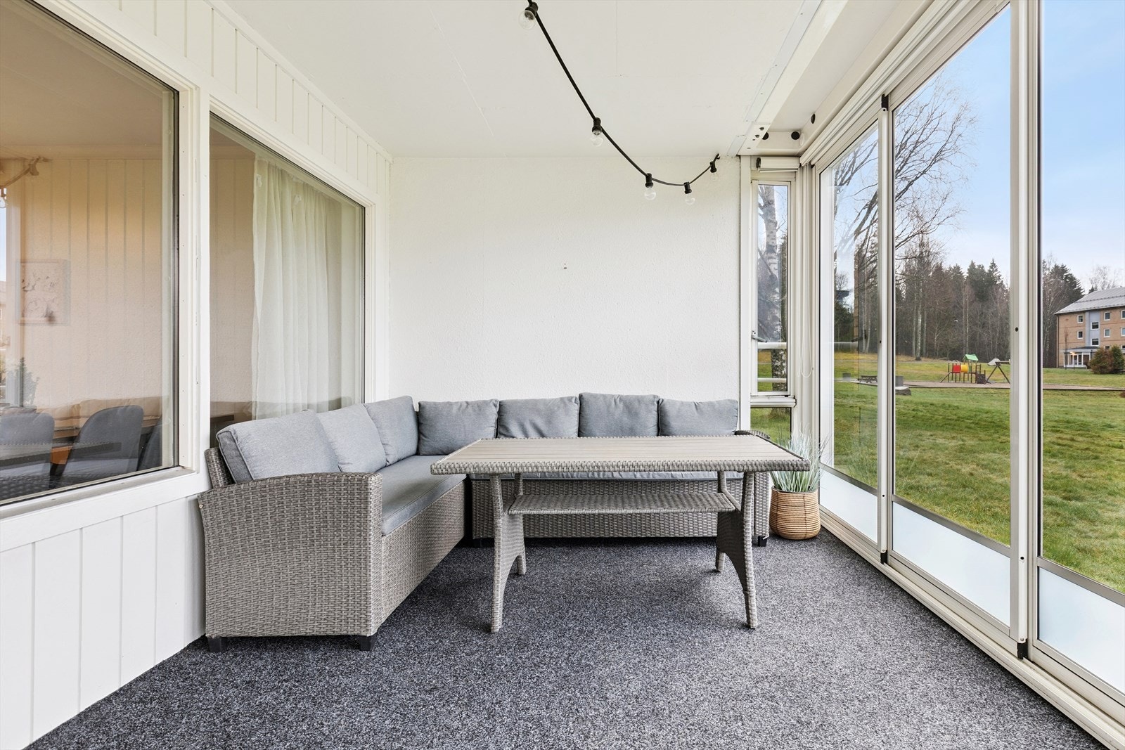 Koselig innglasset veranda med direkte utgang til bakkeplan. Galleribilde