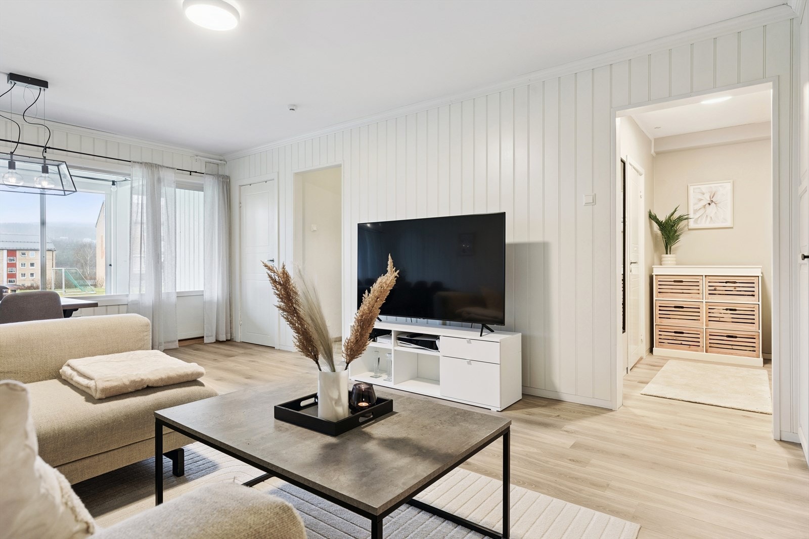 De store vindusflatene gir godt med naturlig lys inn i oppholdsrommene. Galleribilde