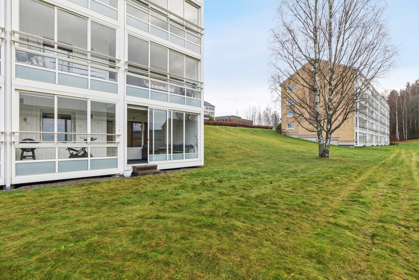 Leiligheten ligger på bakkeplan og fra den innglassede terrassen har man direkte tilgang til fellesområdene. Galleribilde