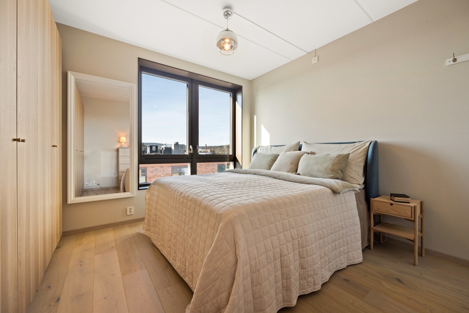 Boligen inneholder to fine soverom. Hovedsoverommet er romslig med god plass til dobbeltseng med nattbord på hver side Galleribilde