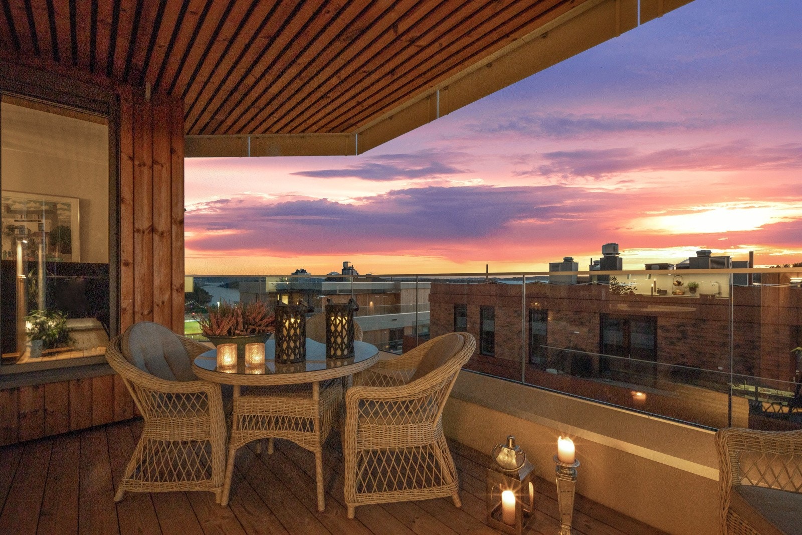 Den solrike balkongen har adkomst fra stuen og er på ca. 12 m2. Uteplassen er overbygd, har god plass til ønsket møblement og byr på gode solforhold og flott utsikt Galleribilde