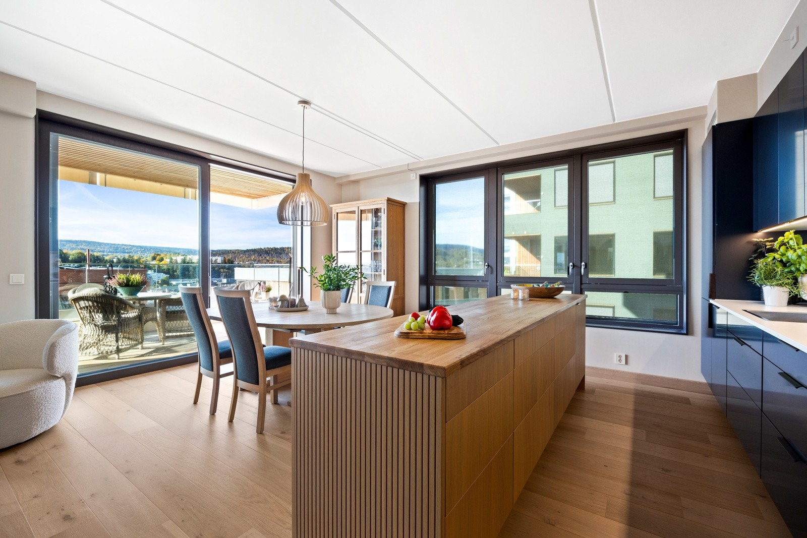 Leiligheten ligger på enden og har store vindusflater på to sider som bidrar til gode lysforhold Galleribilde