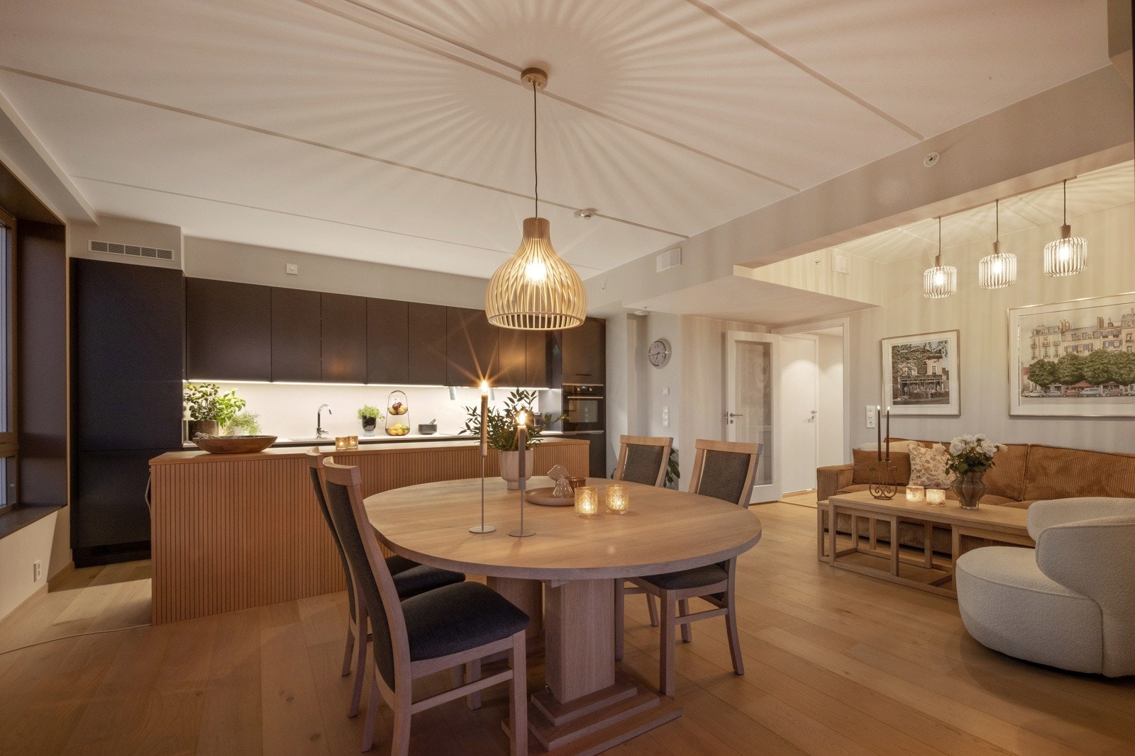 Boligen holder en gjennomgående høy standard med bla. enstavs parkett, varmebåren gulvvarme og balansert ventilasjon Galleribilde