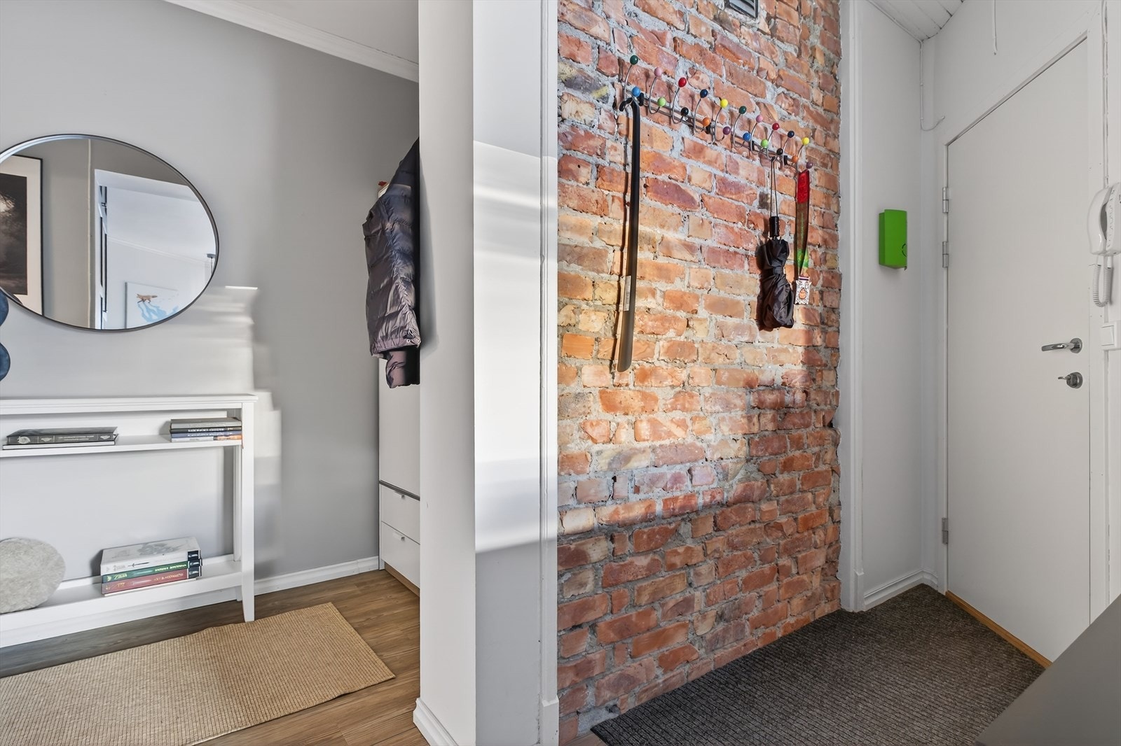 Praktisk inngangsparti med klesoppheng, og plass til garderobeløsning. Det ble installert en ny porttelefon i 2021. Galleribilde