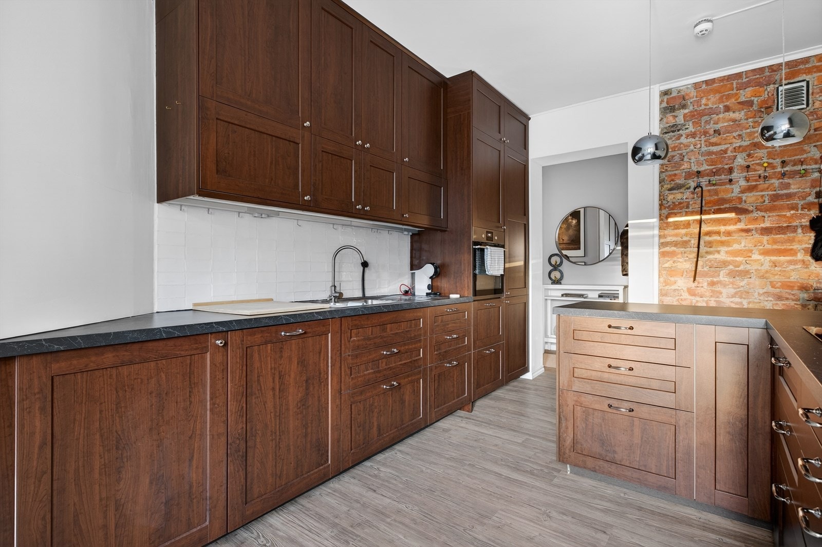 Lekkert kjøkken nytt fra 2016 og har rikelig med oppbevaringsplass i både over- og underskap. Galleribilde