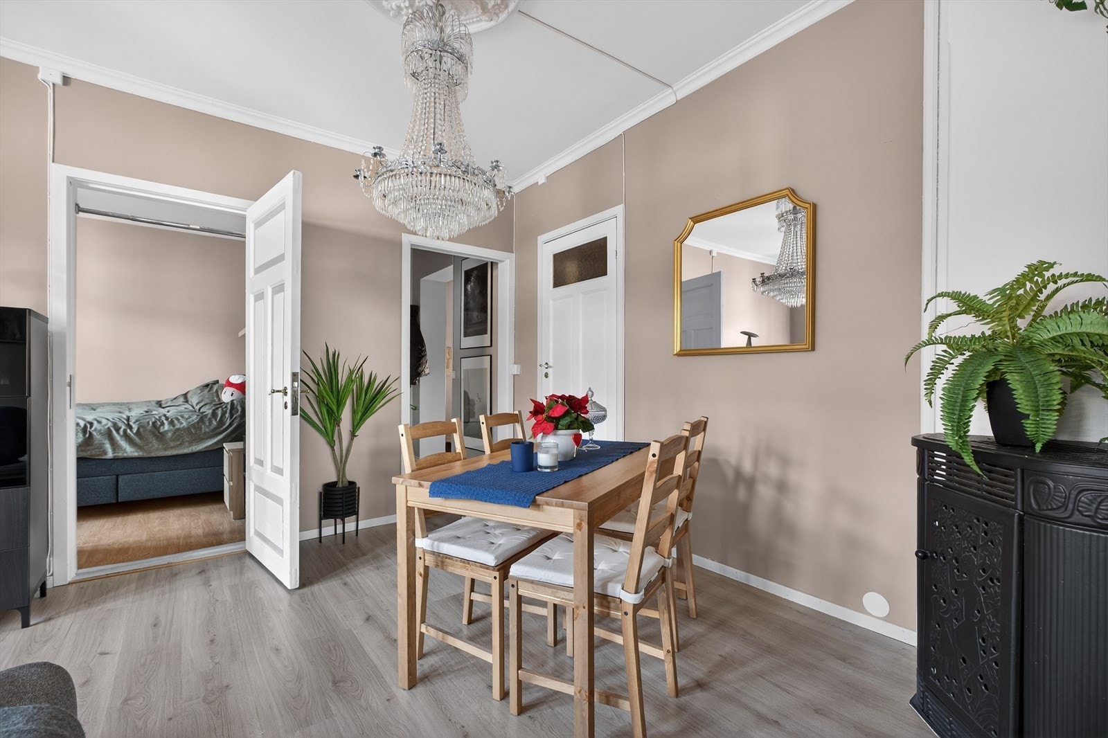 I stuen får du lekker rosett i taket som løfter rommets elegante arkitektur. Galleribilde