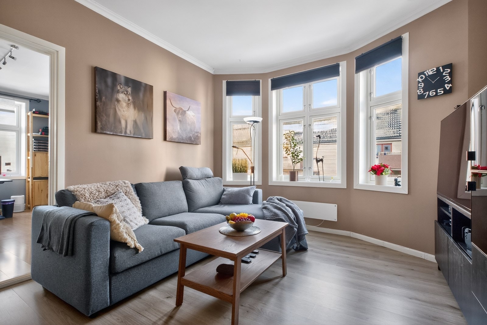 Leiligheten byr på 2 romslige soverom, pent flislagt bad, attraktivt kjøkken i tilknytning til entre og en lys stue med fine møbleringsmuligheter. Galleribilde