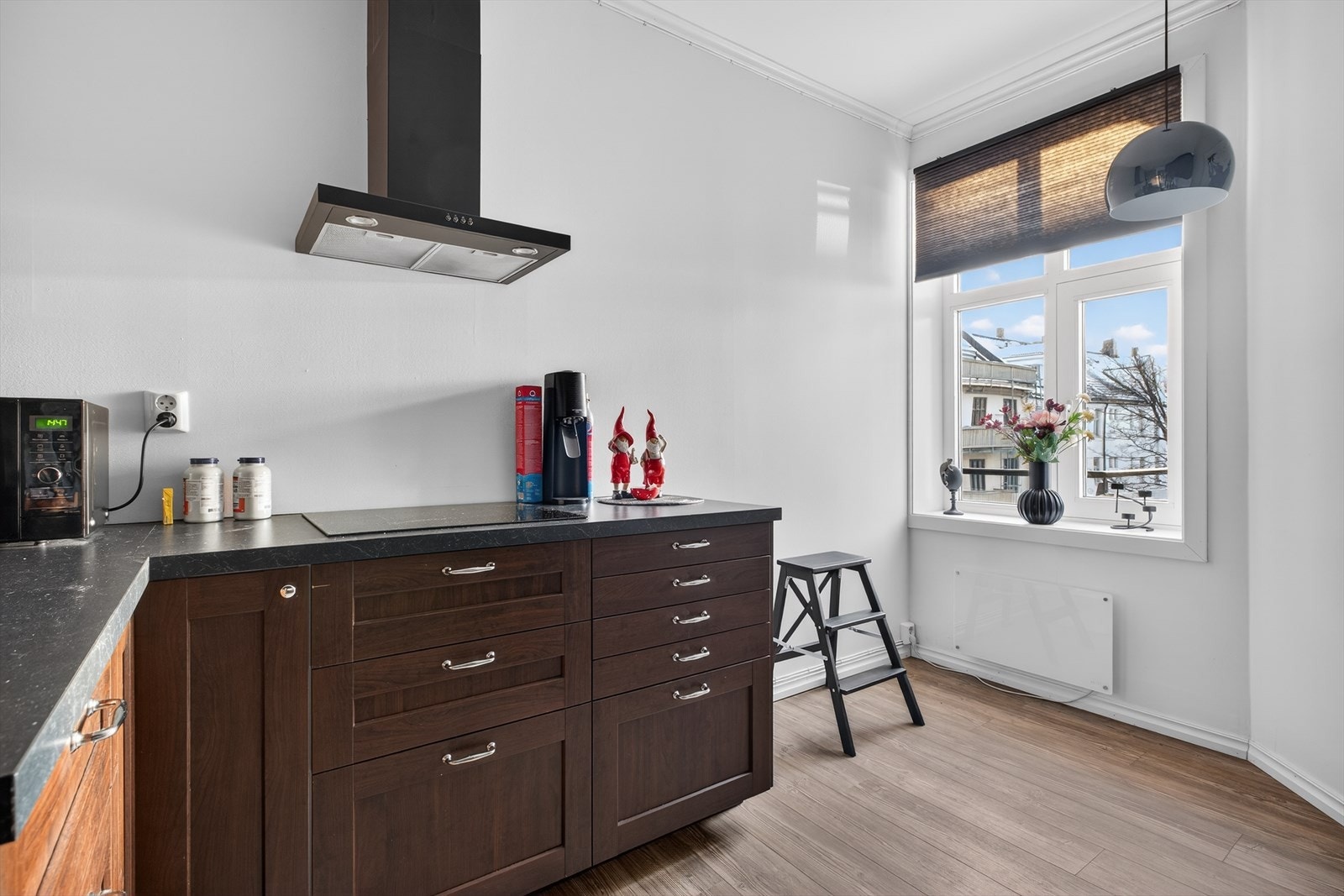 Det er innredet med nedfelt oppvaskkum med blandebatteri, integrert koketopp, stekeovn, oppvaskmaskin og kjøleskap med frysedel. Det er etablert kullfiltervifte over koketoppen og fliser over kjøkkenbenken. Galleribilde