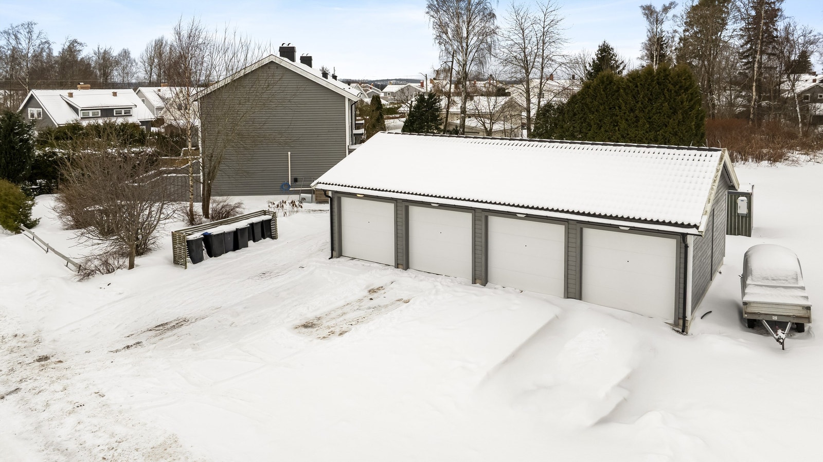 Garasje fra 2020 med elektrisk portåpner og mulighet for el-billader. Galleribilde