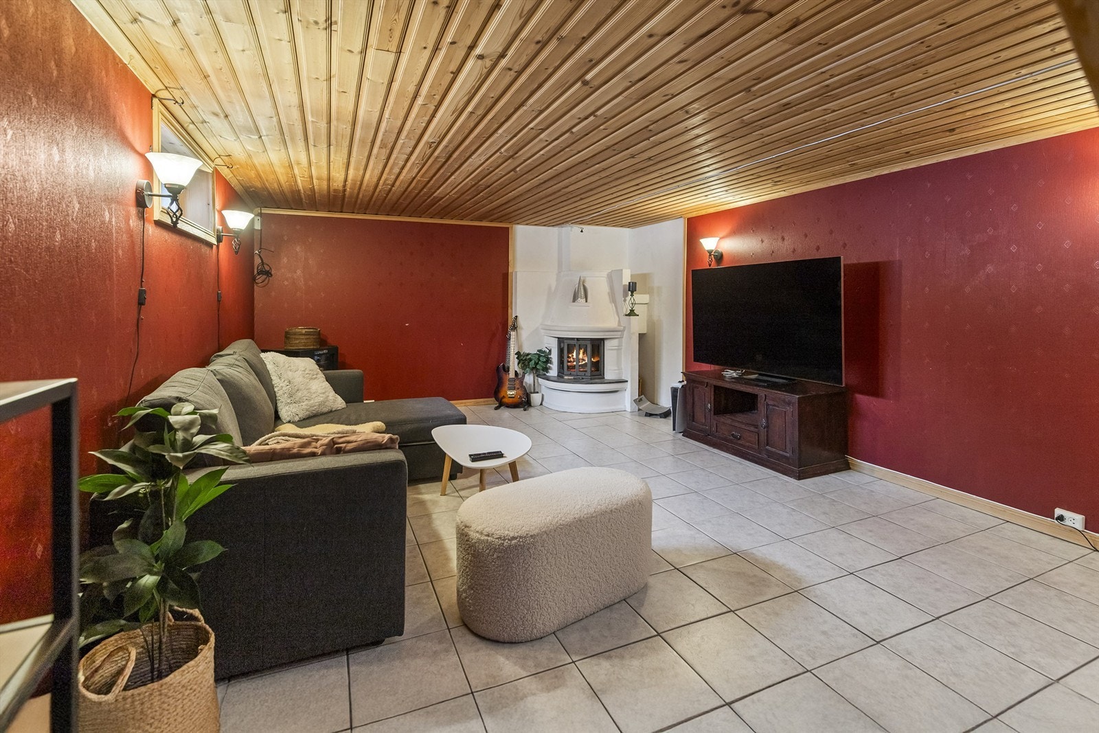 Stor disponibelt rom i kjeller som er innredet som en tv-stue - Rommet er registrert som hobbyrom på opprinnelige byggetegninger fra 1968 og ikke søkt godkjent til dagens bruk Galleribilde