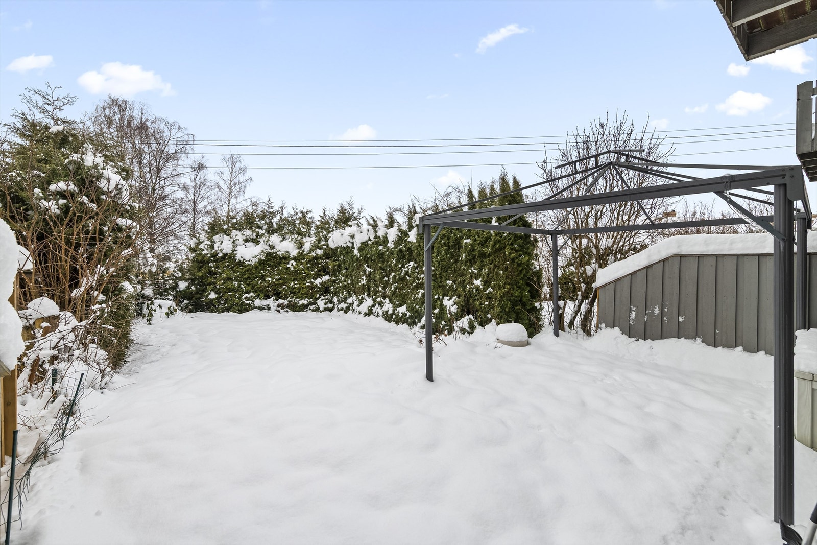 Under snøen er det en fin terrasse som frister til hyggelige sommerdager med gjester og grilling Galleribilde
