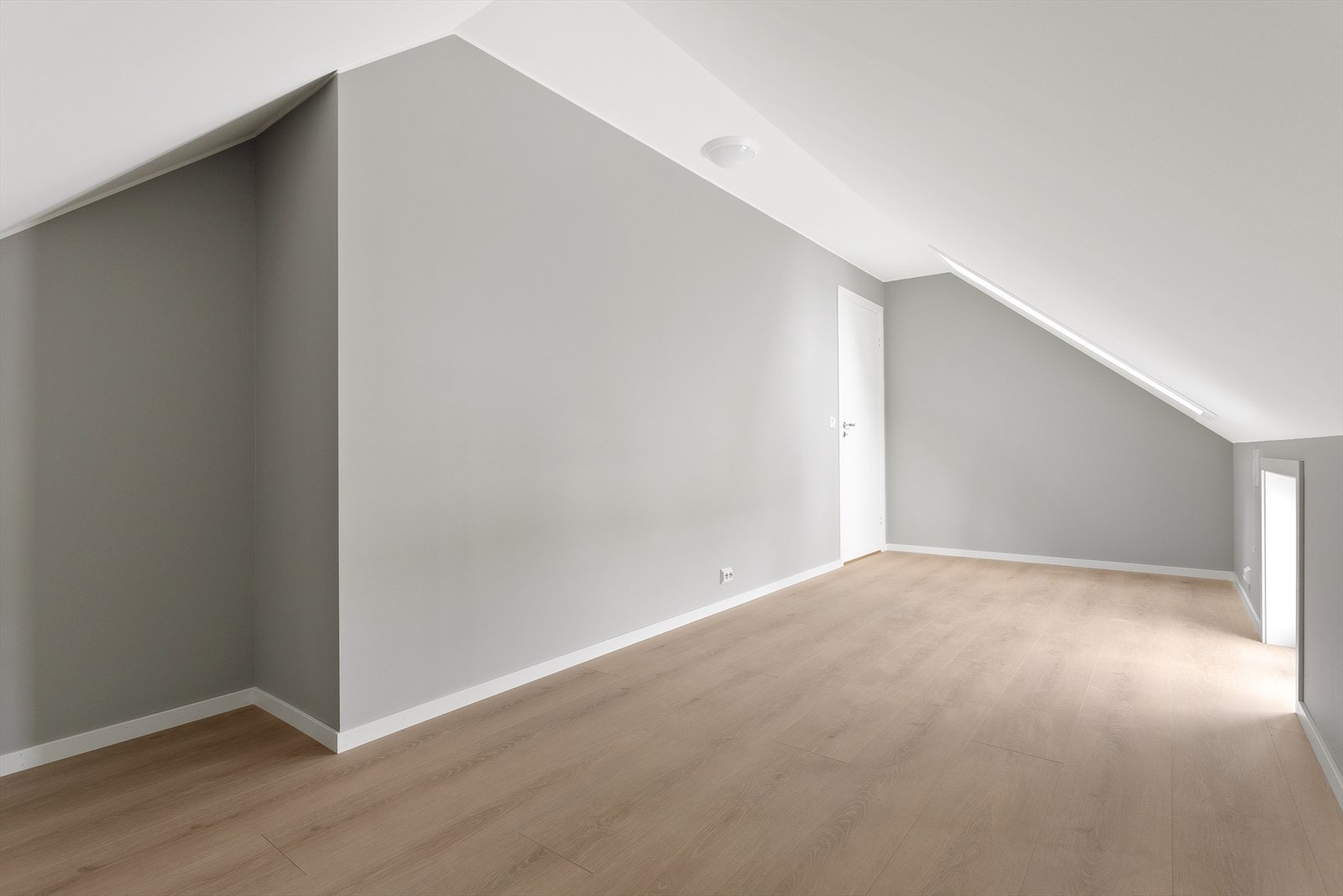 Skråtakene, takvinduene og vinduene plassert ved gulvet gir etasjen et helt eget uttrykk. Galleribilde