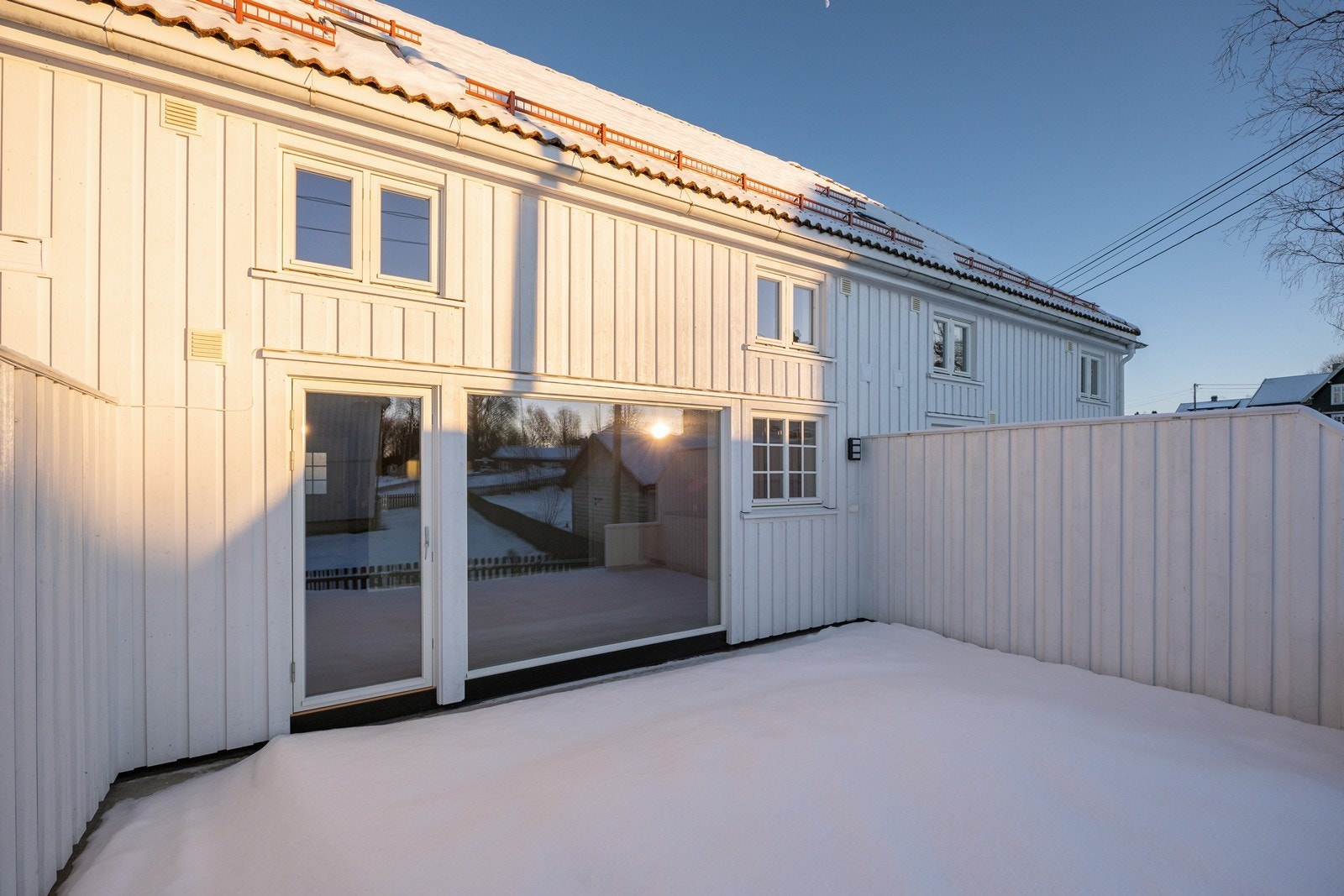 Fra stuen er det utgang til en fin terrasse med betongdekke og levegg mot naboen. Utestikk er montert, og terrassen innredes enkelt i ulike soner. Galleribilde