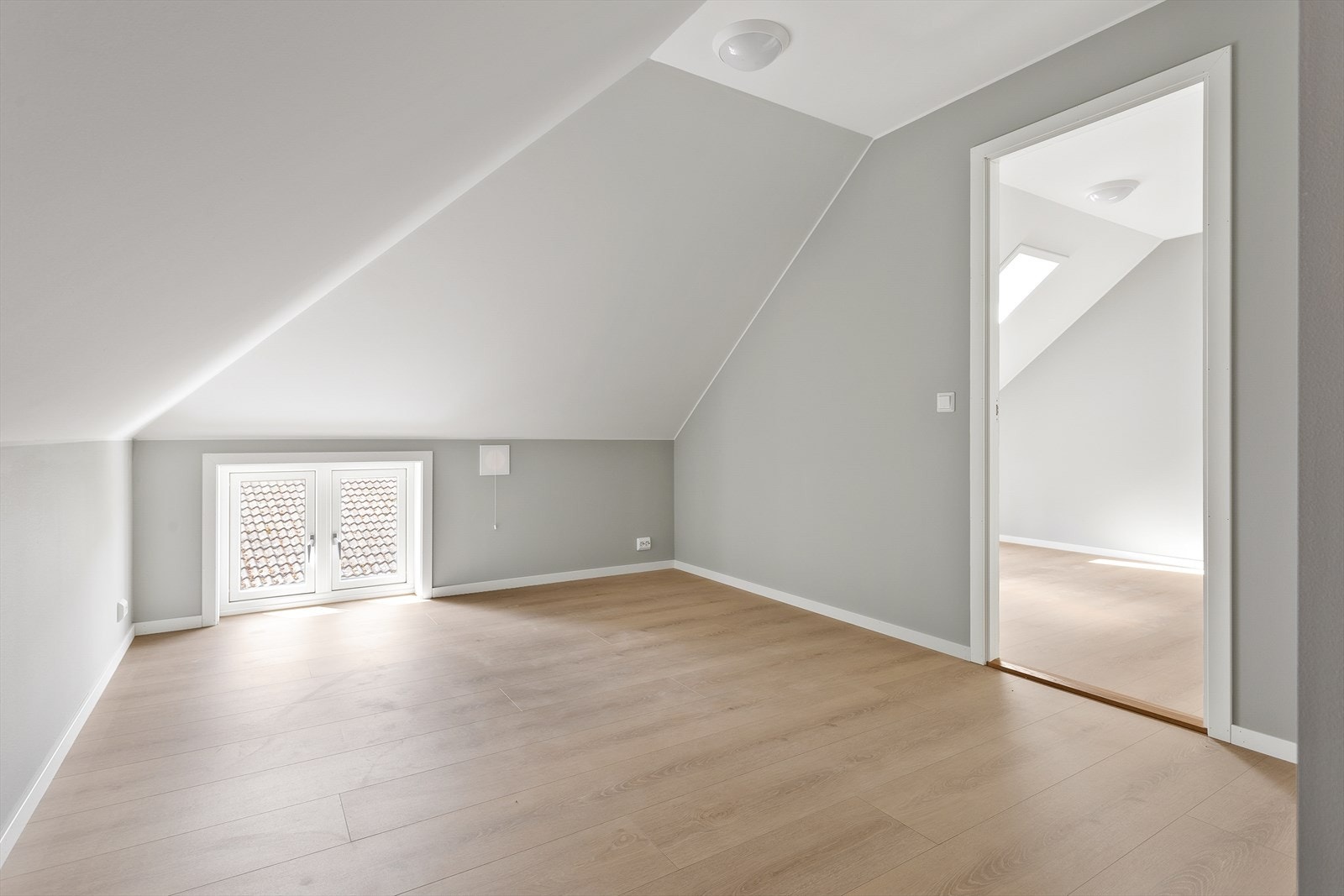 I etasjen er det valgt samme tidløse stil som i resten av boligen, med 1-stavs laminatgulv og gråmalte vegger. Galleribilde